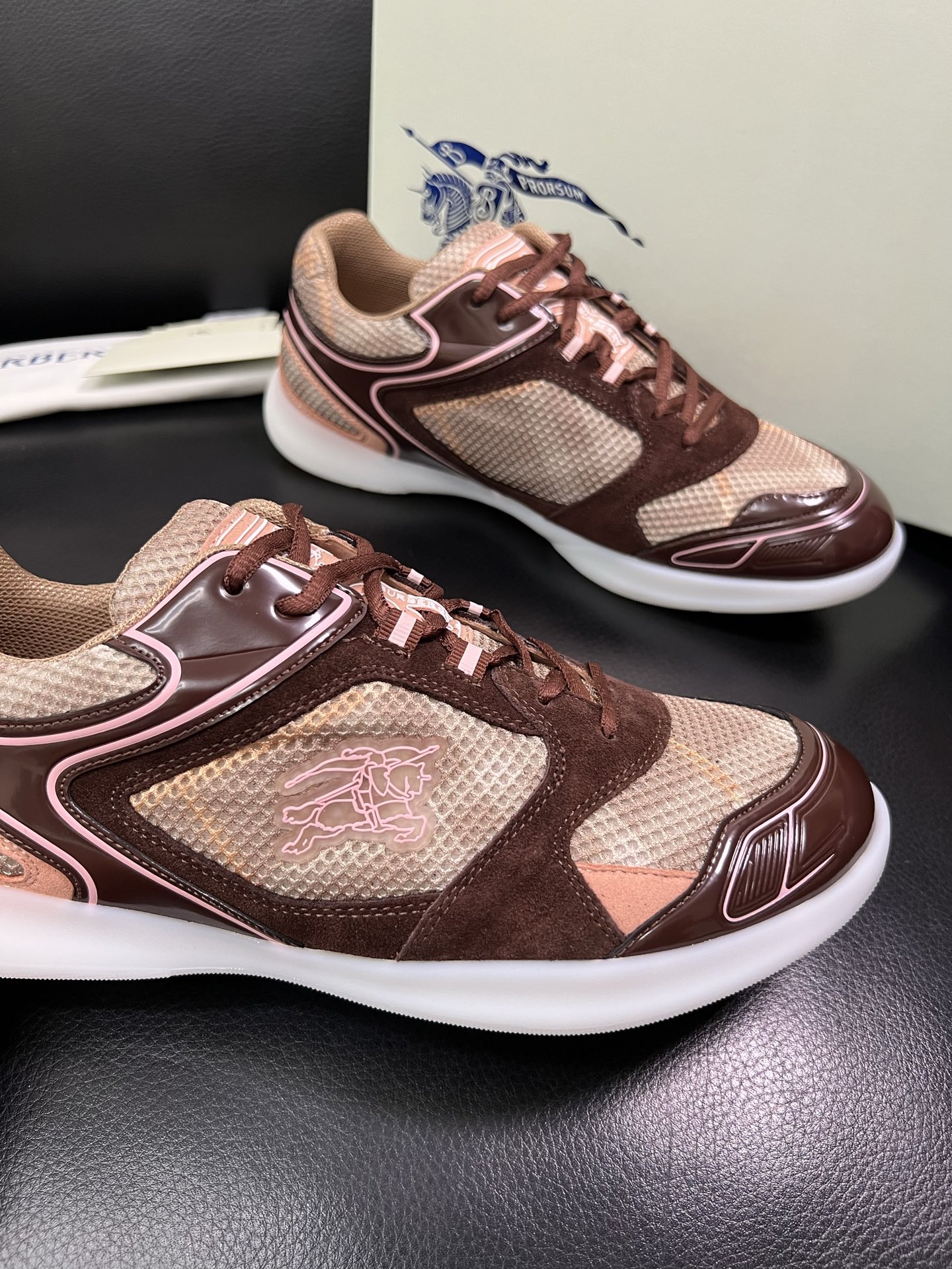 BURBERRY 顶级工艺品 巴宝莉 专柜同步，原厂配置意大利进口牛皮面料，高品质复杂拼接工艺，进口牛皮