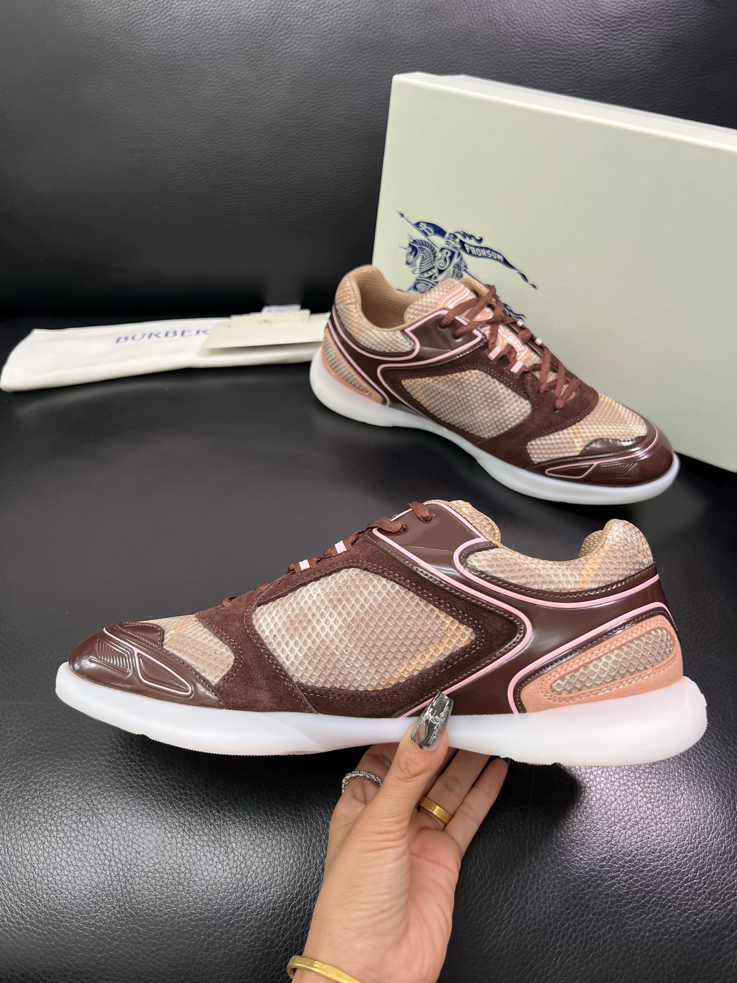 BURBERRY 顶级工艺品 巴宝莉 专柜同步，原厂配置意大利进口牛皮面料，高品质复杂拼接工艺，进口牛皮