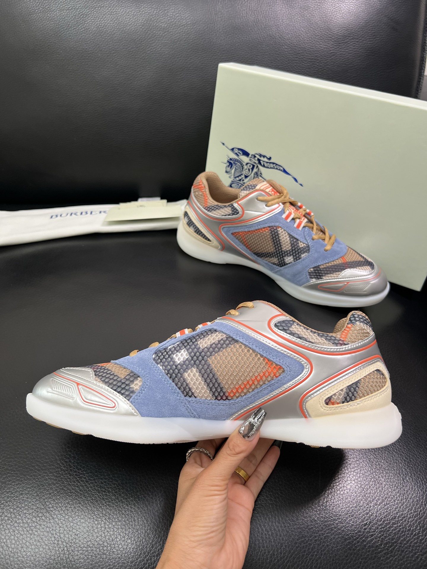 BURBERRY 顶级工艺品 巴宝莉 专柜同步，原厂配置意大利进口牛皮面料，高品质复杂拼接工艺，进口牛皮