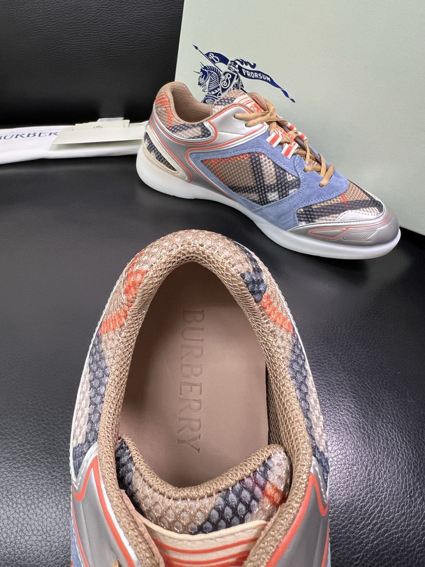 BURBERRY 顶级工艺品 巴宝莉 专柜同步，原厂配置意大利进口牛皮面料，高品质复杂拼接工艺，进口牛皮