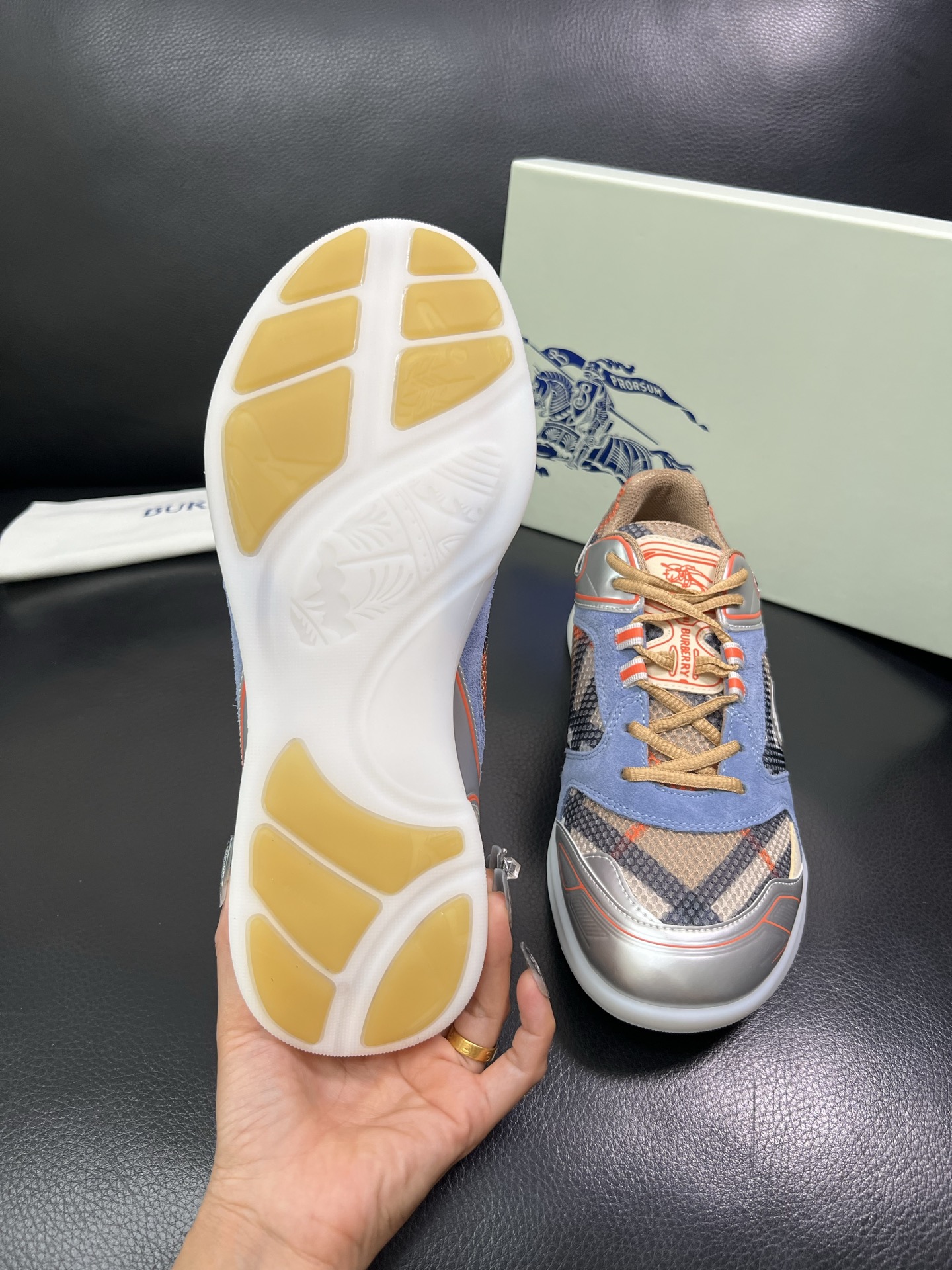 BURBERRY 顶级工艺品 巴宝莉 专柜同步，原厂配置意大利进口牛皮面料，高品质复杂拼接工艺，进口牛皮