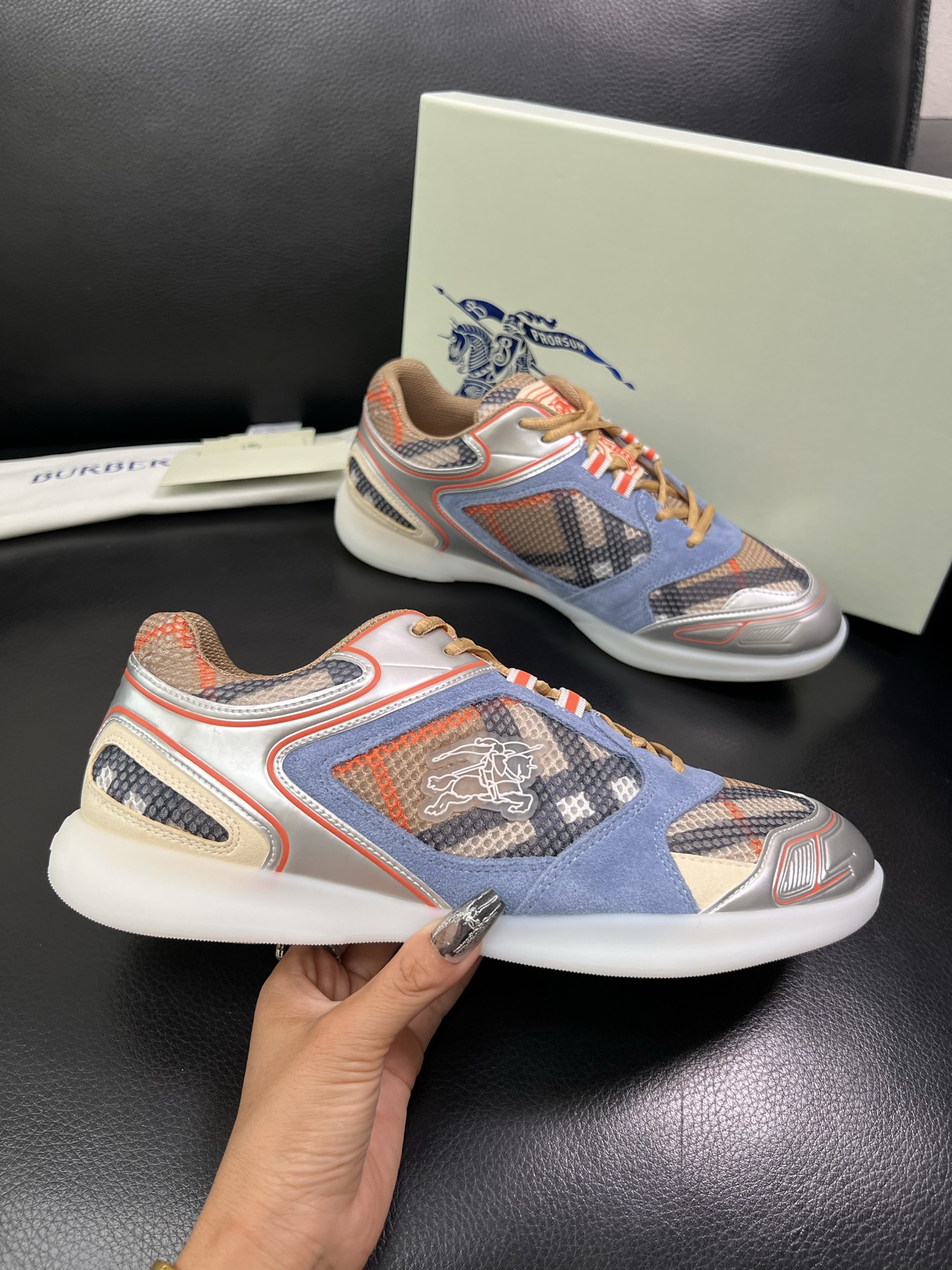 BURBERRY 顶级工艺品 巴宝莉 专柜同步，原厂配置意大利进口牛皮面料，高品质复杂拼接工艺，进口牛皮