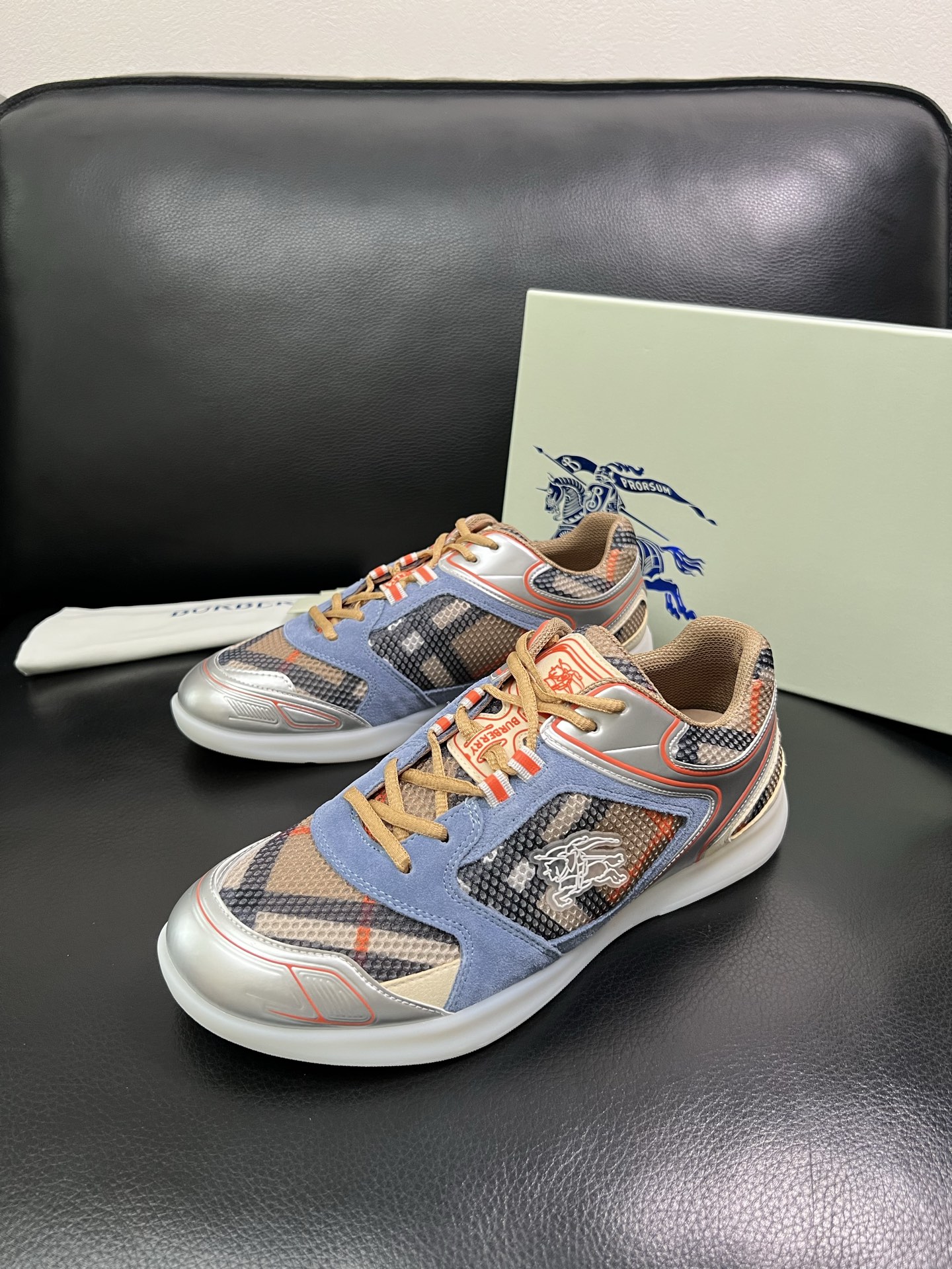 BURBERRY 顶级工艺品 巴宝莉 专柜同步，原厂配置意大利进口牛皮面料，高品质复杂拼接工艺，进口牛皮