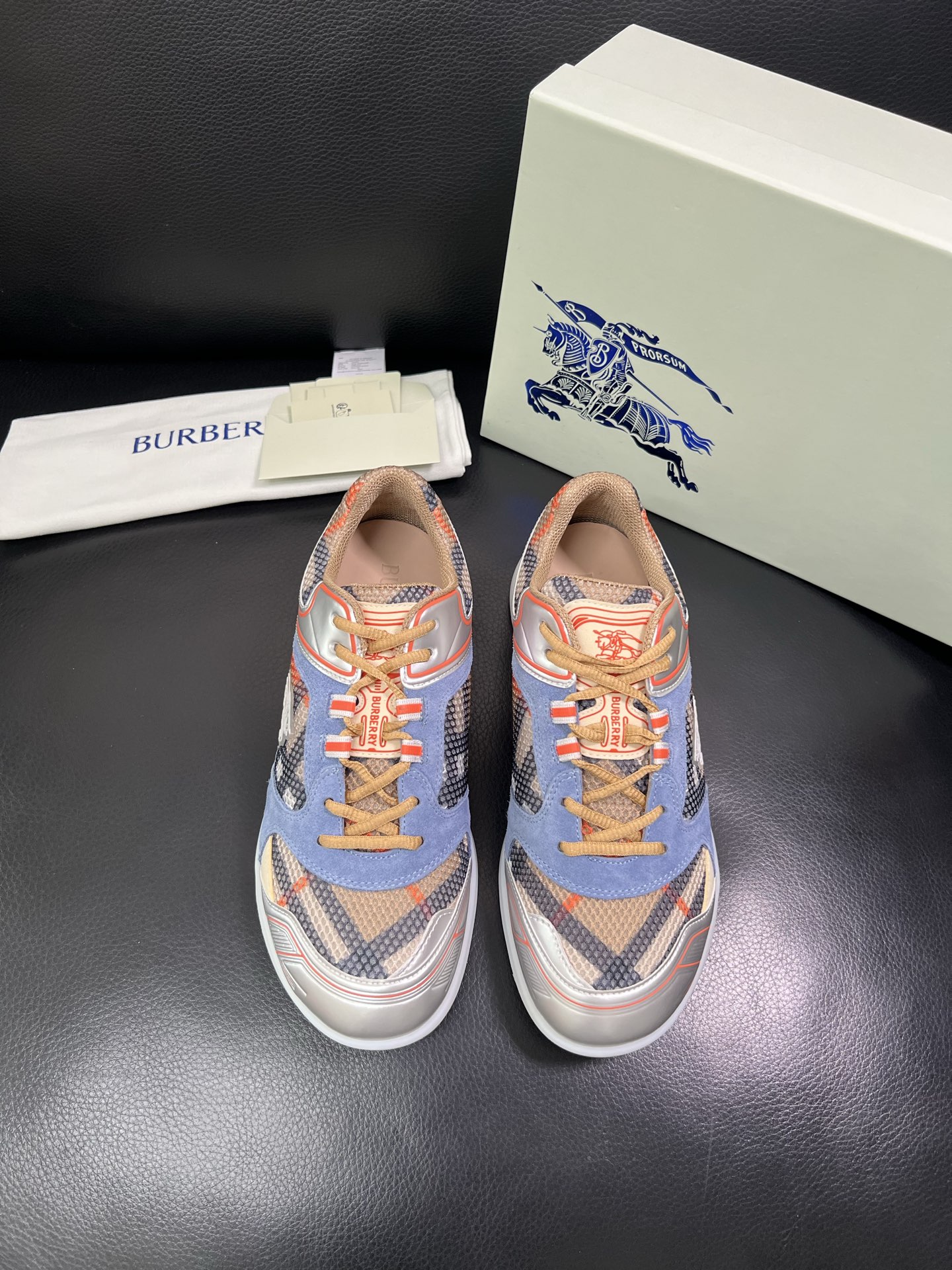 BURBERRY 顶级工艺品 巴宝莉 专柜同步，原厂配置意大利进口牛皮面料，高品质复杂拼接工艺，进口牛皮