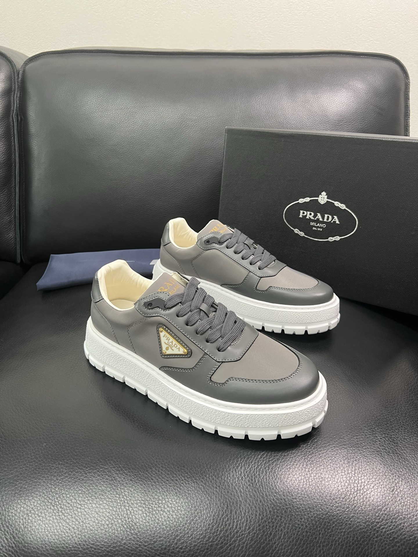 Prada 顶级工艺品，普拉达 专柜同步，原厂配置意大利进口牛皮面料，进口牛皮内里垫，透气舒适，鞋底：原
