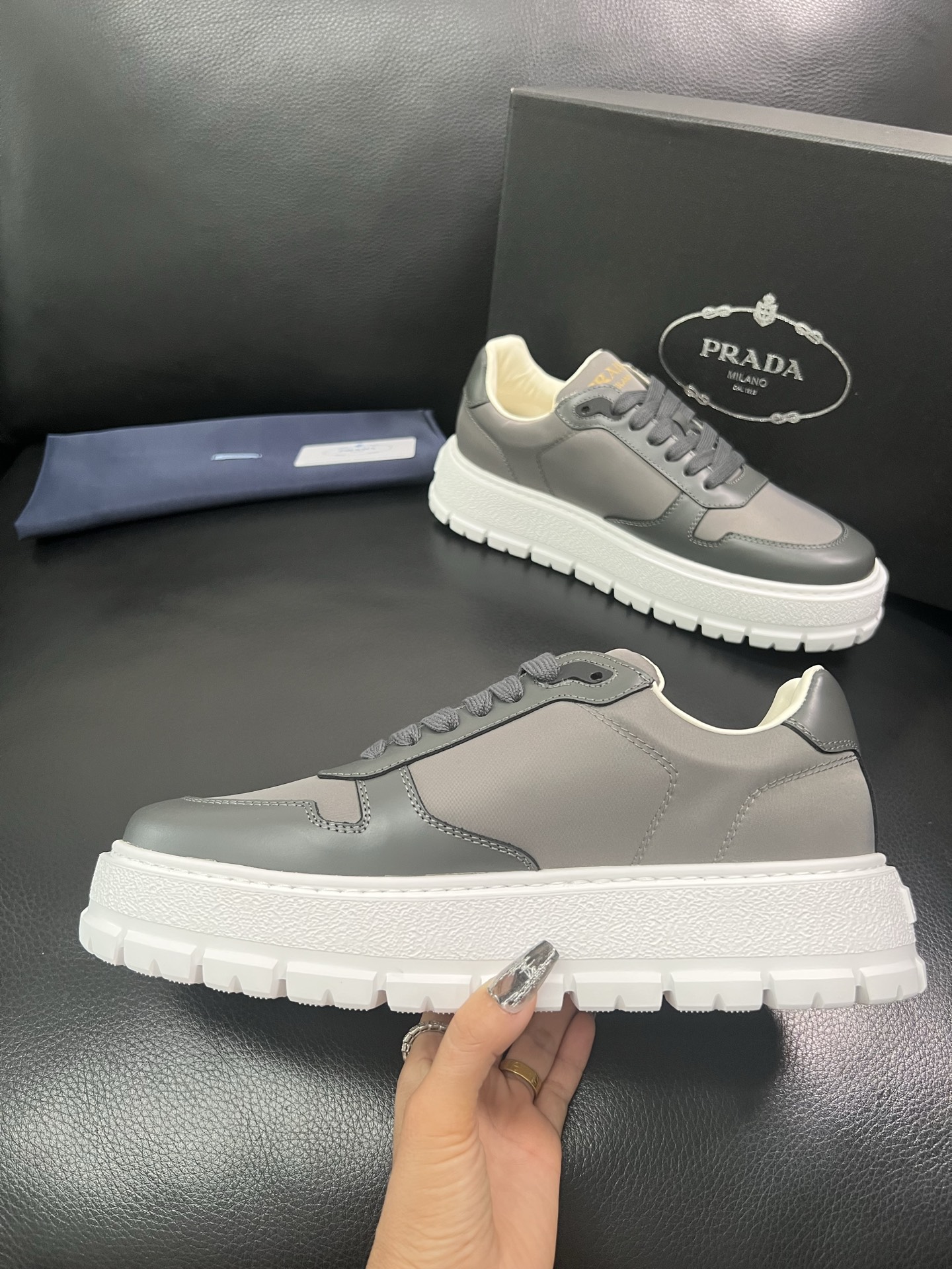 Prada 顶级工艺品，普拉达 专柜同步，原厂配置意大利进口牛皮面料，进口牛皮内里垫，透气舒适，鞋底：原