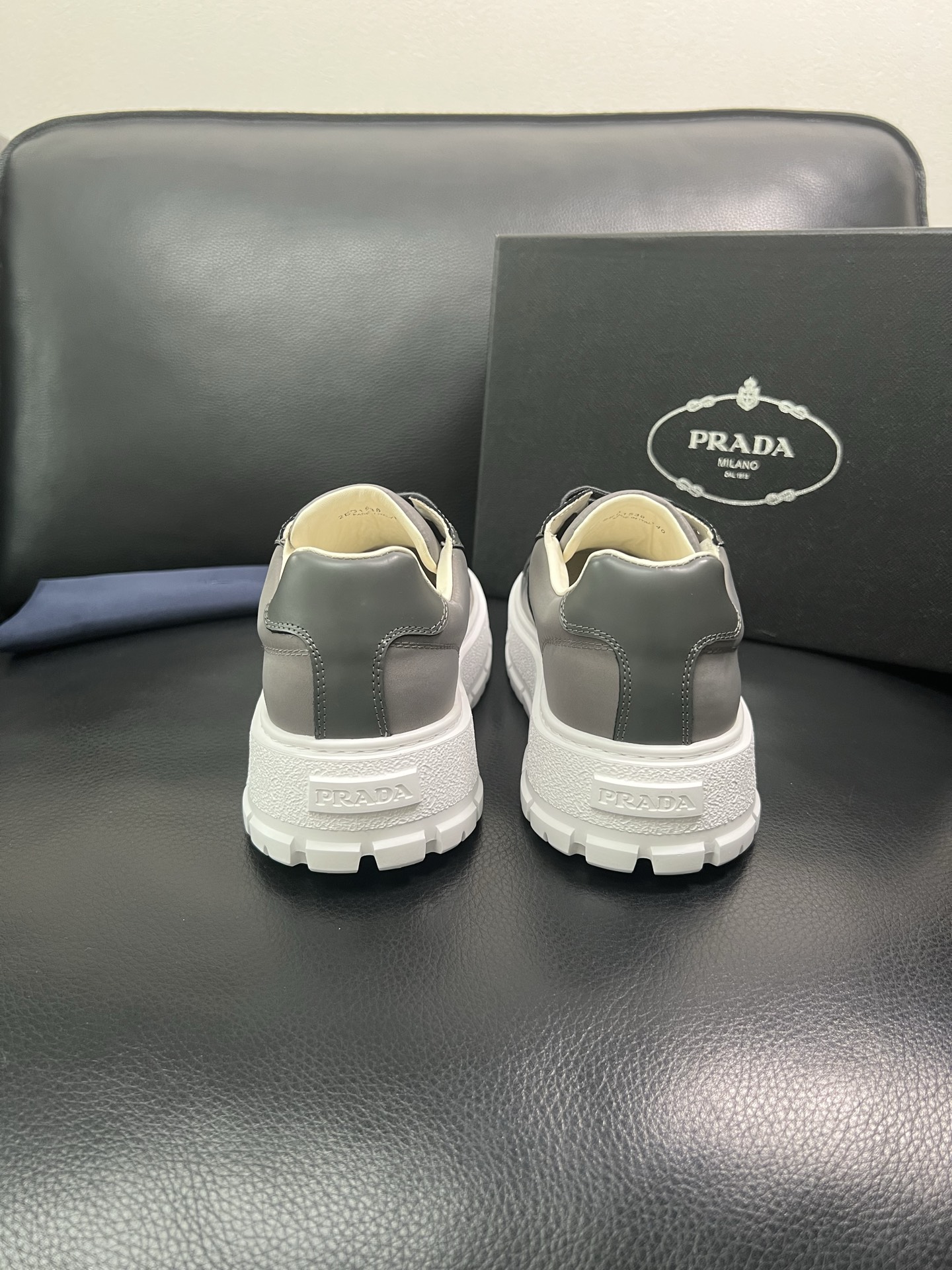 Prada 顶级工艺品，普拉达 专柜同步，原厂配置意大利进口牛皮面料，进口牛皮内里垫，透气舒适，鞋底：原