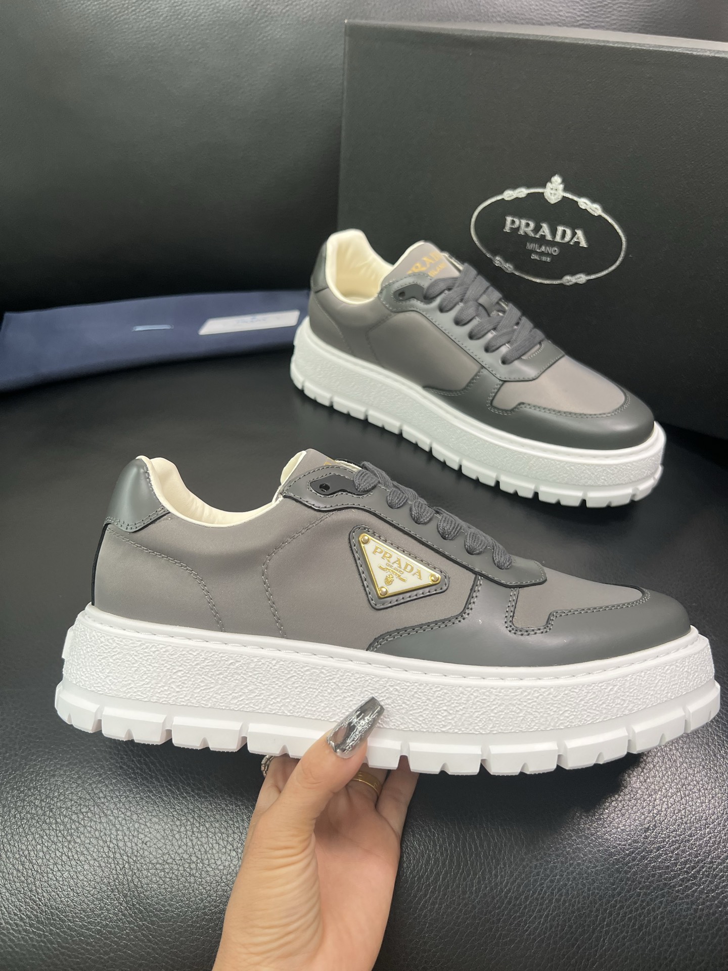 Prada 顶级工艺品，普拉达 专柜同步，原厂配置意大利进口牛皮面料，进口牛皮内里垫，透气舒适，鞋底：原