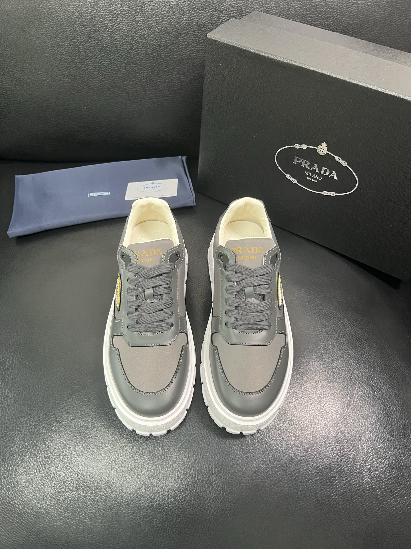 Prada 顶级工艺品，普拉达 专柜同步，原厂配置意大利进口牛皮面料，进口牛皮内里垫，透气舒适，鞋底：原