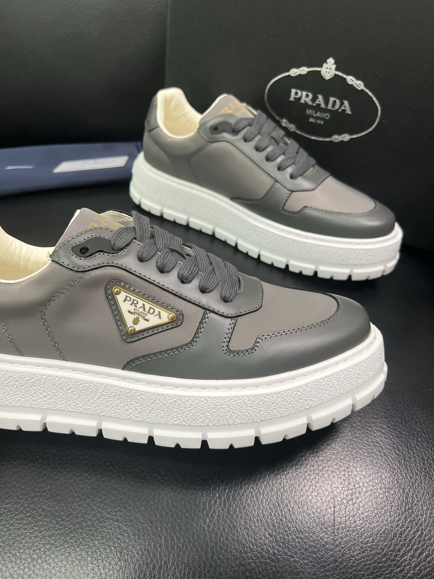 Prada 顶级工艺品，普拉达 专柜同步，原厂配置意大利进口牛皮面料，进口牛皮内里垫，透气舒适，鞋底：原