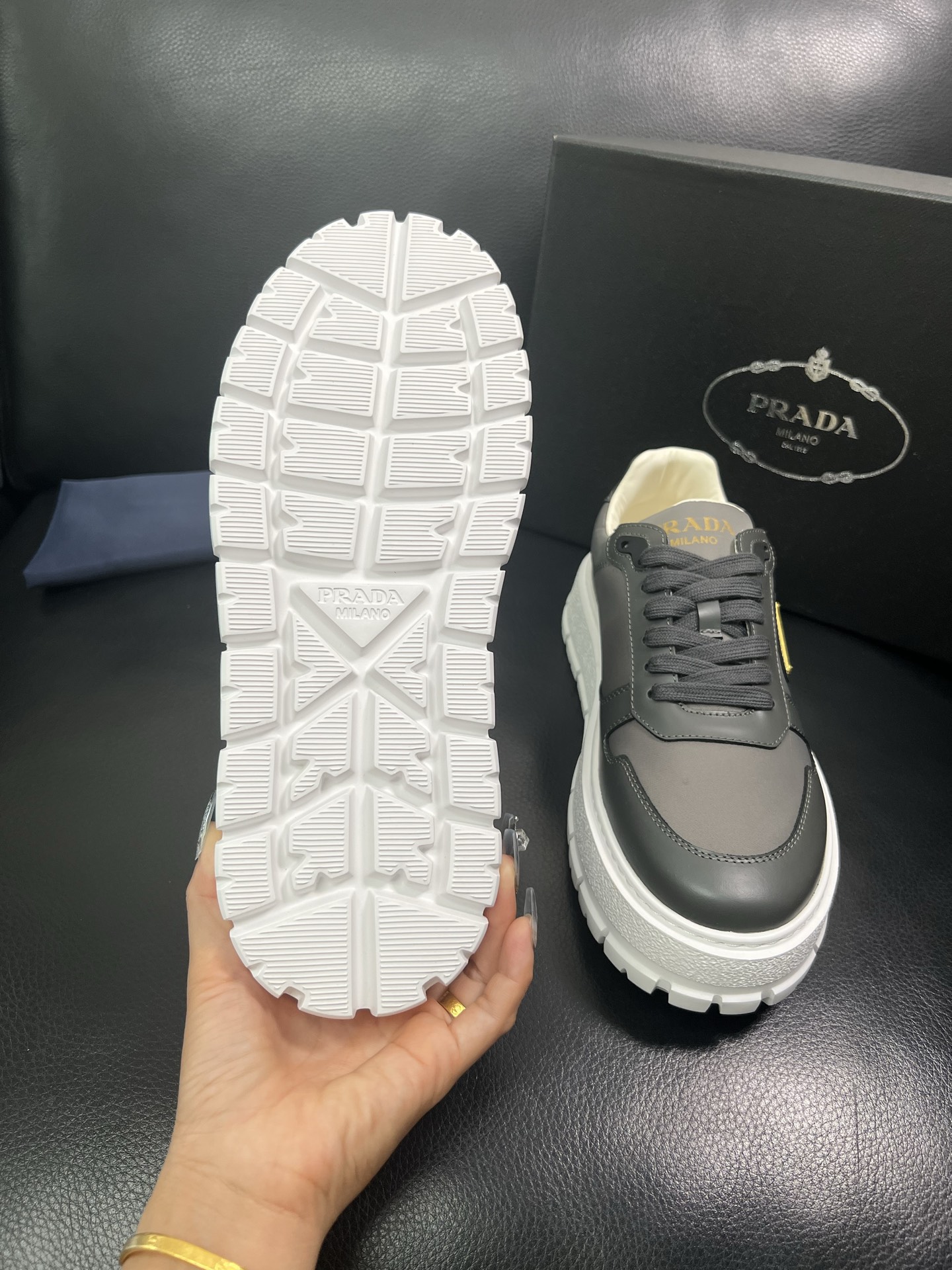 Prada 顶级工艺品，普拉达 专柜同步，原厂配置意大利进口牛皮面料，进口牛皮内里垫，透气舒适，鞋底：原