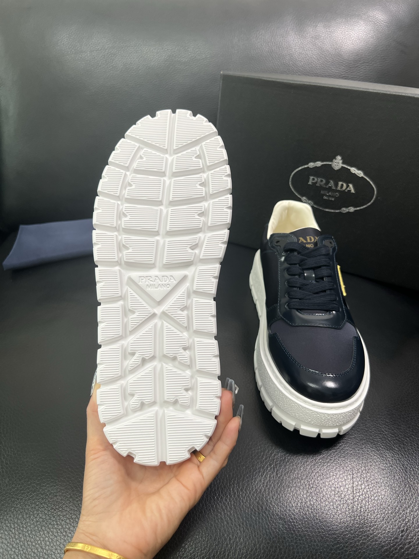 Prada 顶级工艺品，普拉达 专柜同步，原厂配置意大利进口牛皮面料，进口牛皮内里垫，透气舒适，鞋底：原