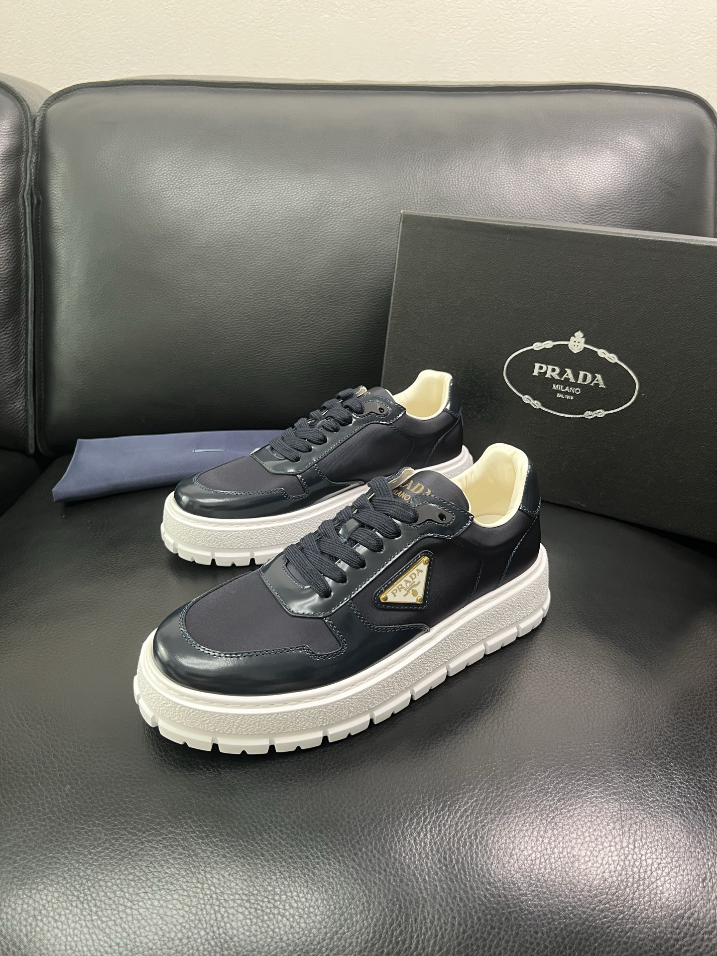 Prada 顶级工艺品，普拉达 专柜同步，原厂配置意大利进口牛皮面料，进口牛皮内里垫，透气舒适，鞋底：原