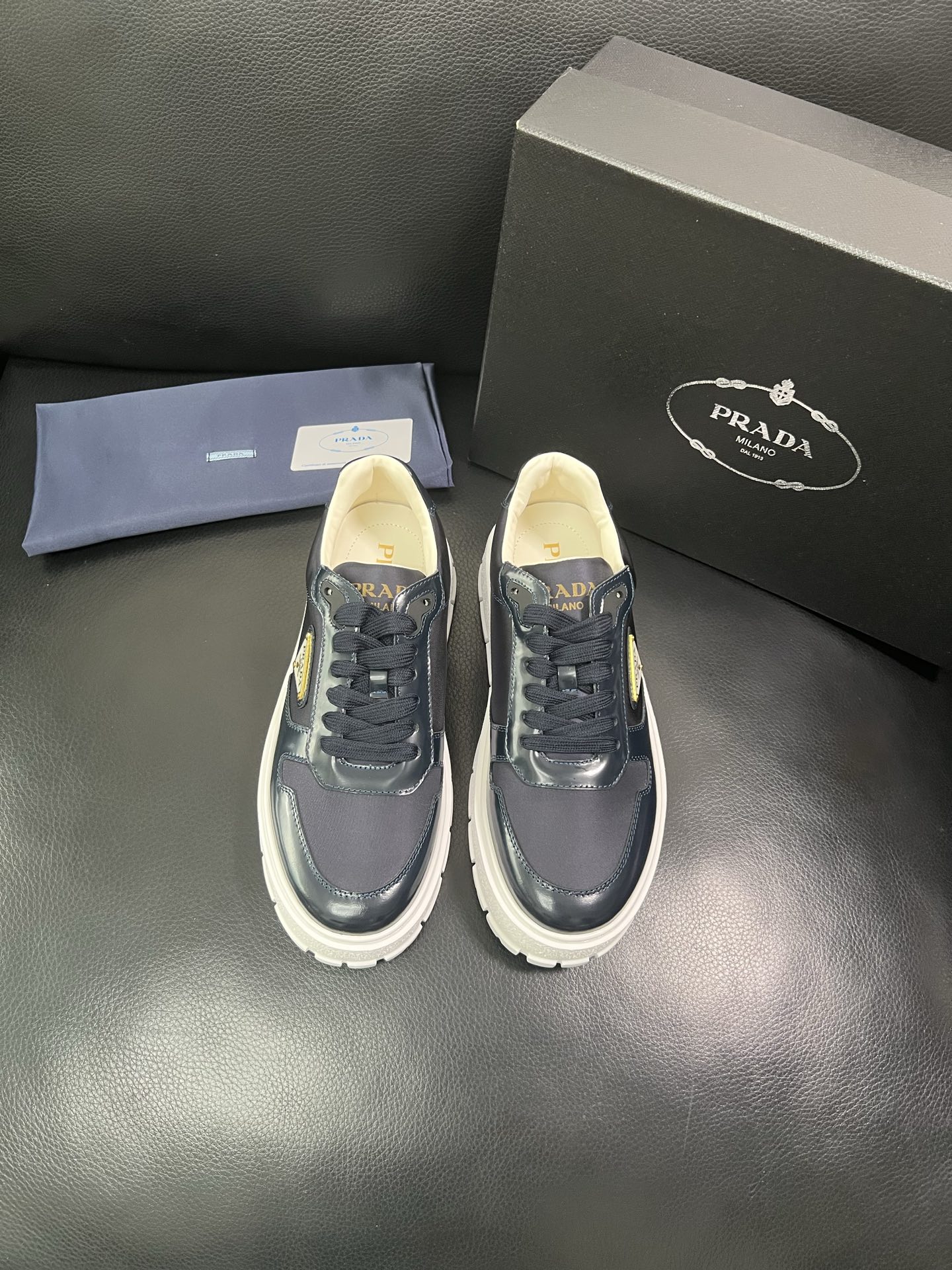 Prada 顶级工艺品，普拉达 专柜同步，原厂配置意大利进口牛皮面料，进口牛皮内里垫，透气舒适，鞋底：原