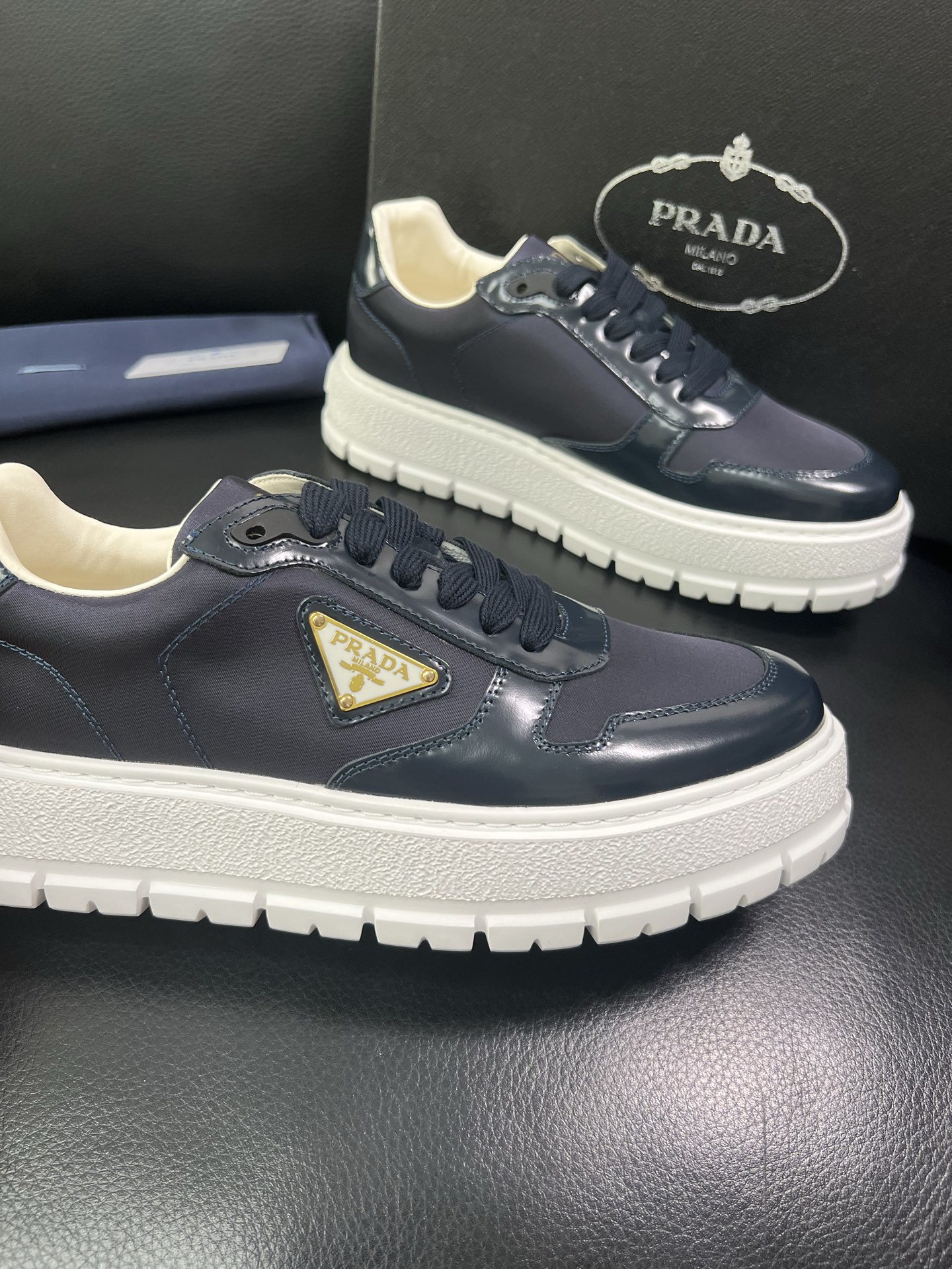 Prada 顶级工艺品，普拉达 专柜同步，原厂配置意大利进口牛皮面料，进口牛皮内里垫，透气舒适，鞋底：原