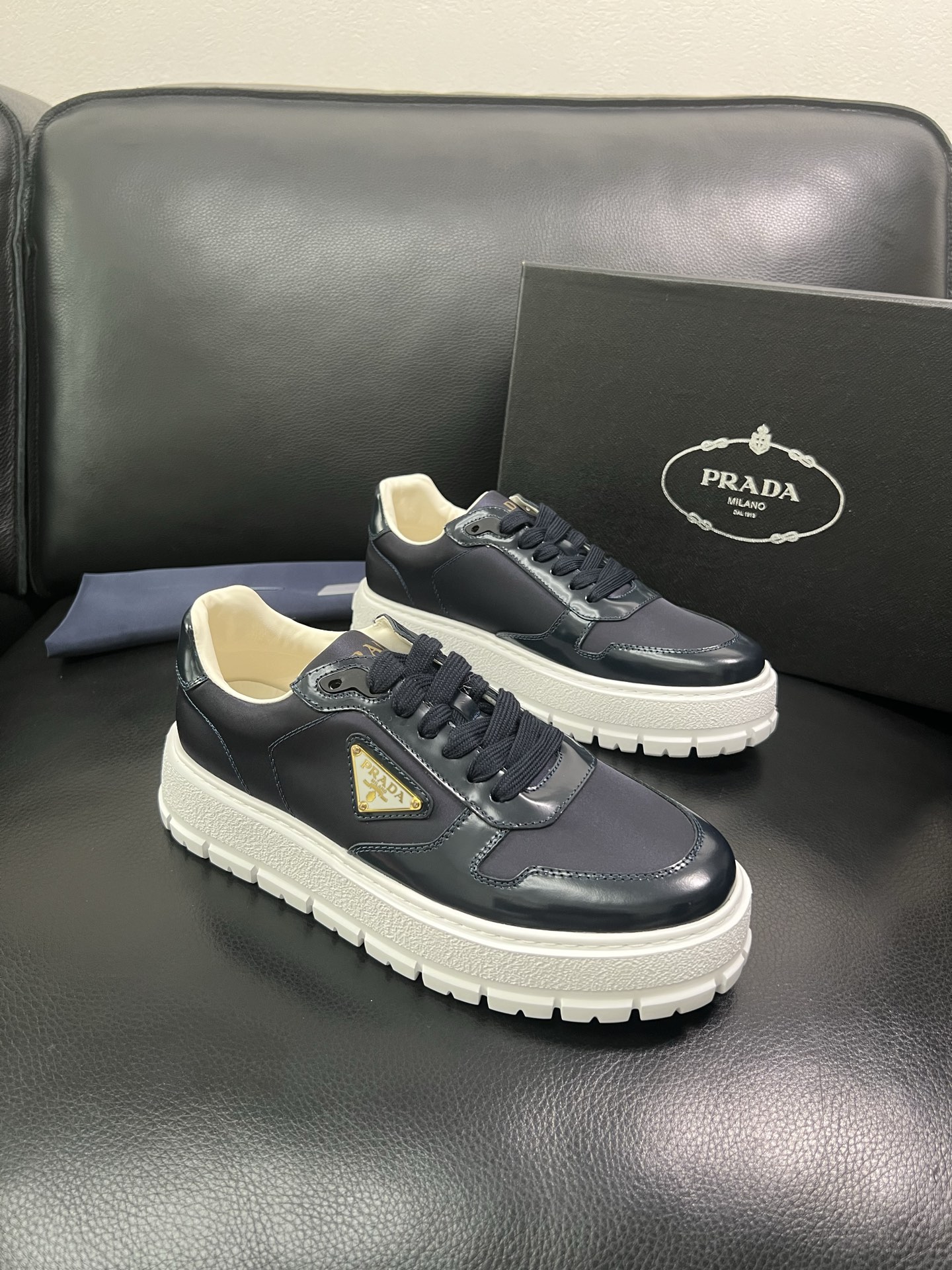 Prada 顶级工艺品，普拉达 专柜同步，原厂配置意大利进口牛皮面料，进口牛皮内里垫，透气舒适，鞋底：原