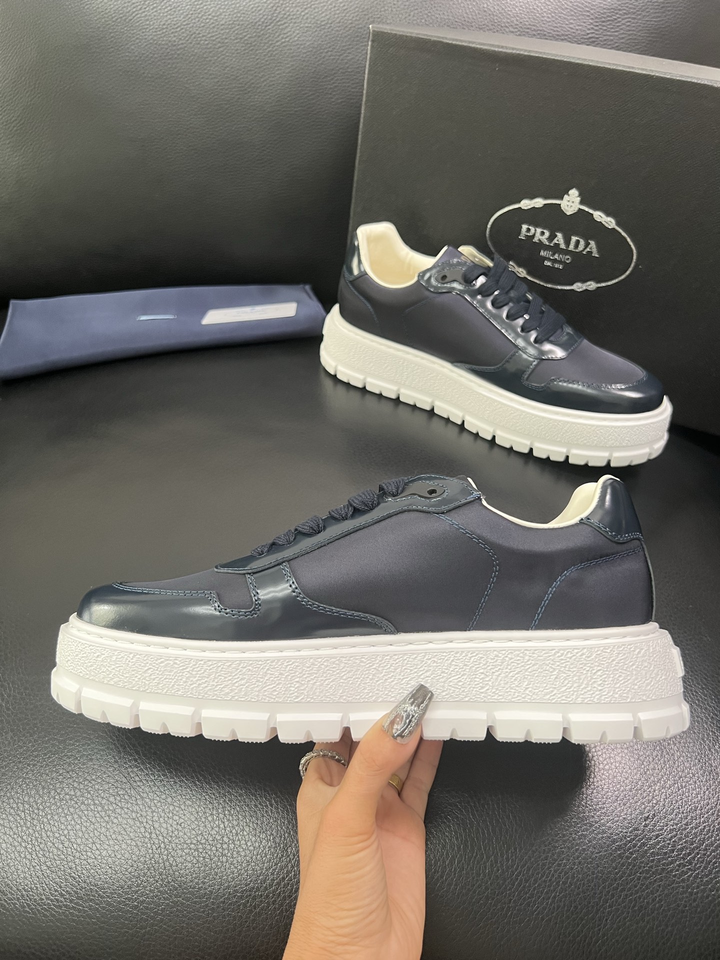 Prada 顶级工艺品，普拉达 专柜同步，原厂配置意大利进口牛皮面料，进口牛皮内里垫，透气舒适，鞋底：原