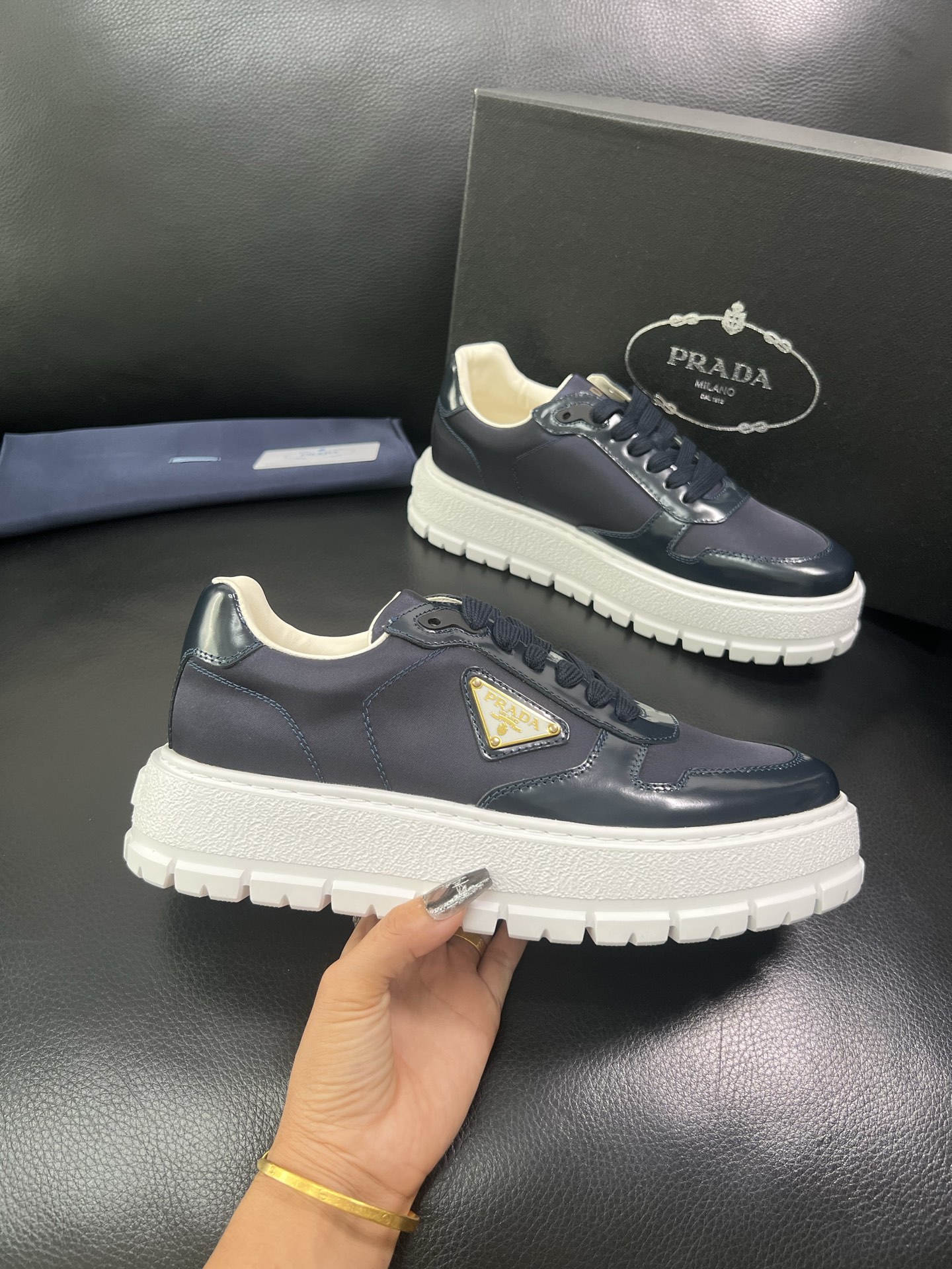 Prada 顶级工艺品，普拉达 专柜同步，原厂配置意大利进口牛皮面料，进口牛皮内里垫，透气舒适，鞋底：原