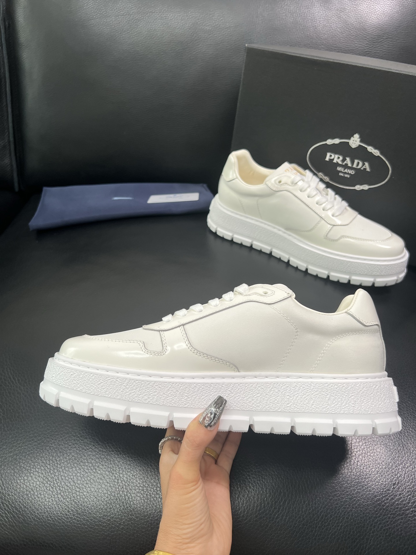 Prada 顶级工艺品，普拉达 专柜同步，原厂配置意大利进口牛皮面料，进口牛皮内里垫，透气舒适，鞋底：原