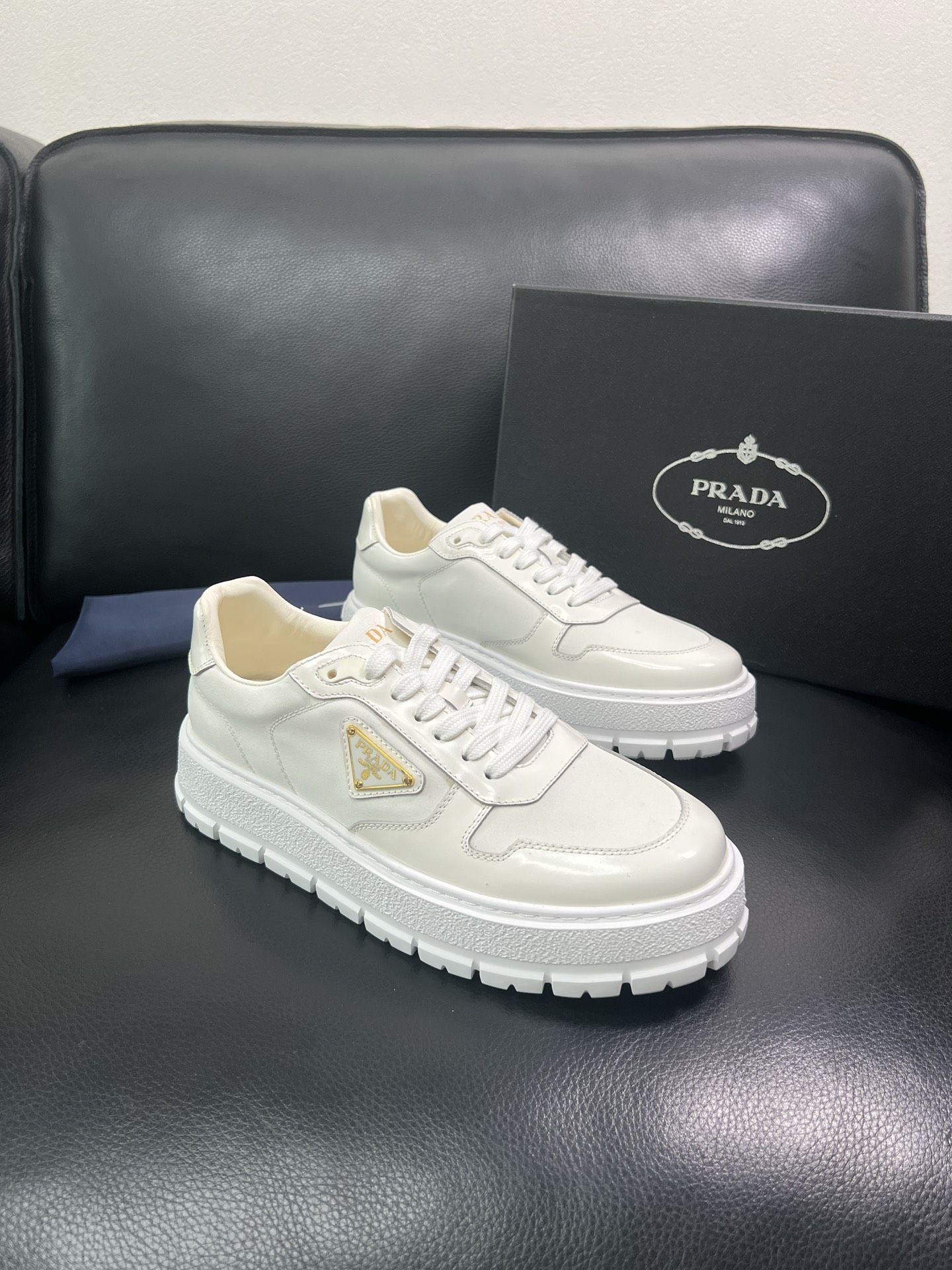 Prada 顶级工艺品，普拉达 专柜同步，原厂配置意大利进口牛皮面料，进口牛皮内里垫，透气舒适，鞋底：原