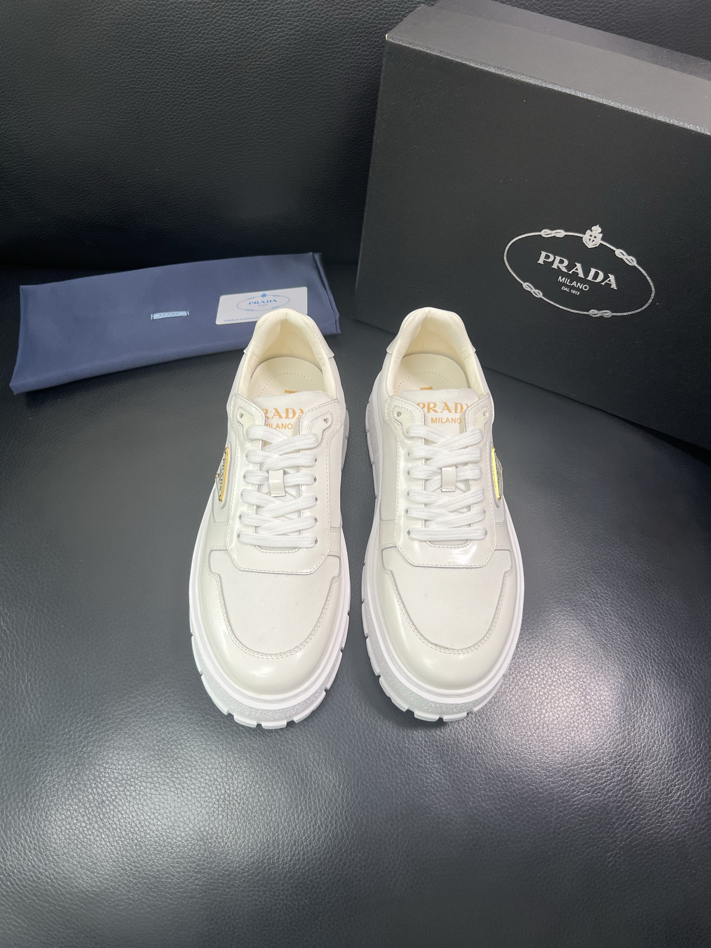 Prada 顶级工艺品，普拉达 专柜同步，原厂配置意大利进口牛皮面料，进口牛皮内里垫，透气舒适，鞋底：原