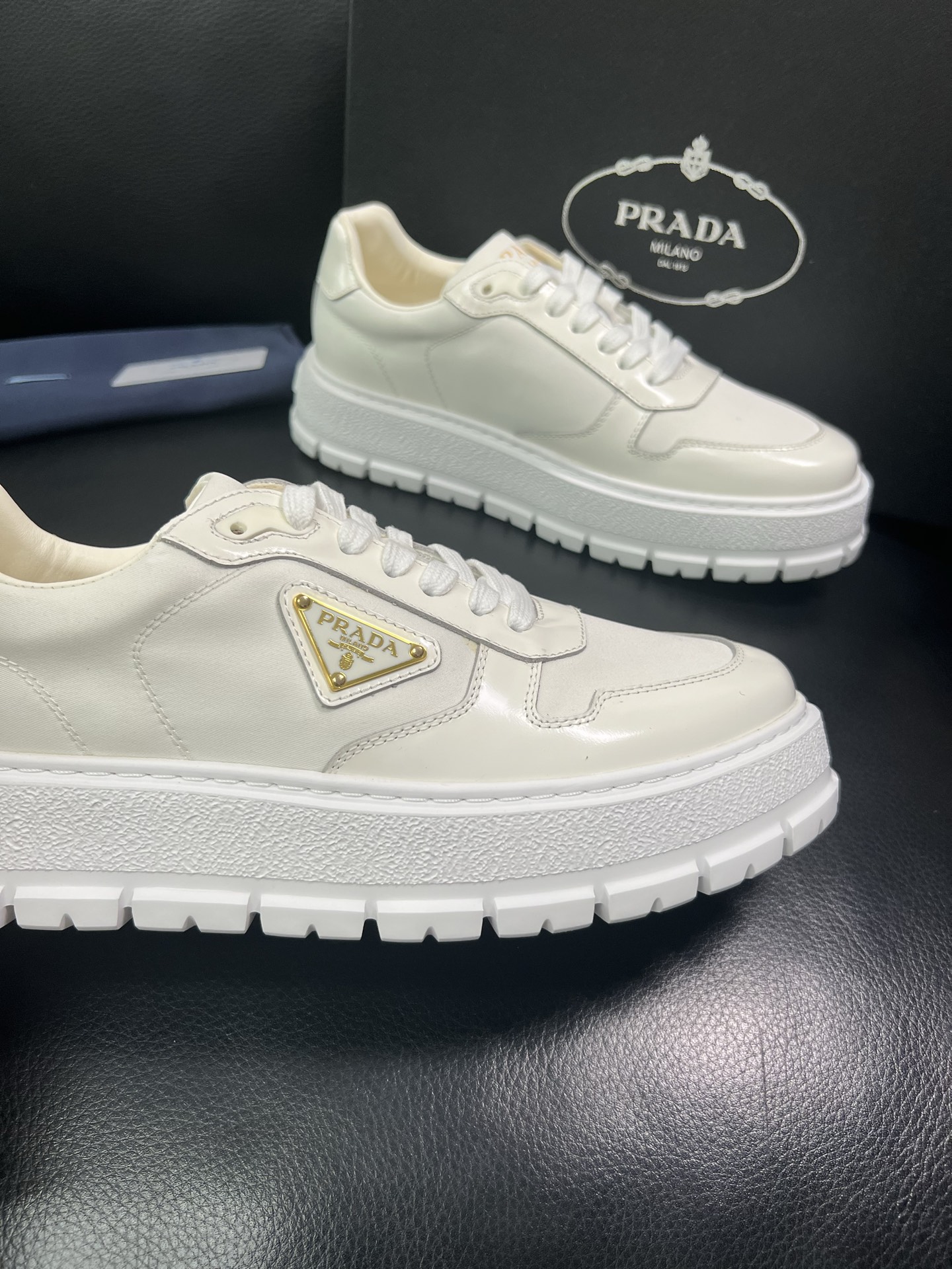 Prada 顶级工艺品，普拉达 专柜同步，原厂配置意大利进口牛皮面料，进口牛皮内里垫，透气舒适，鞋底：原