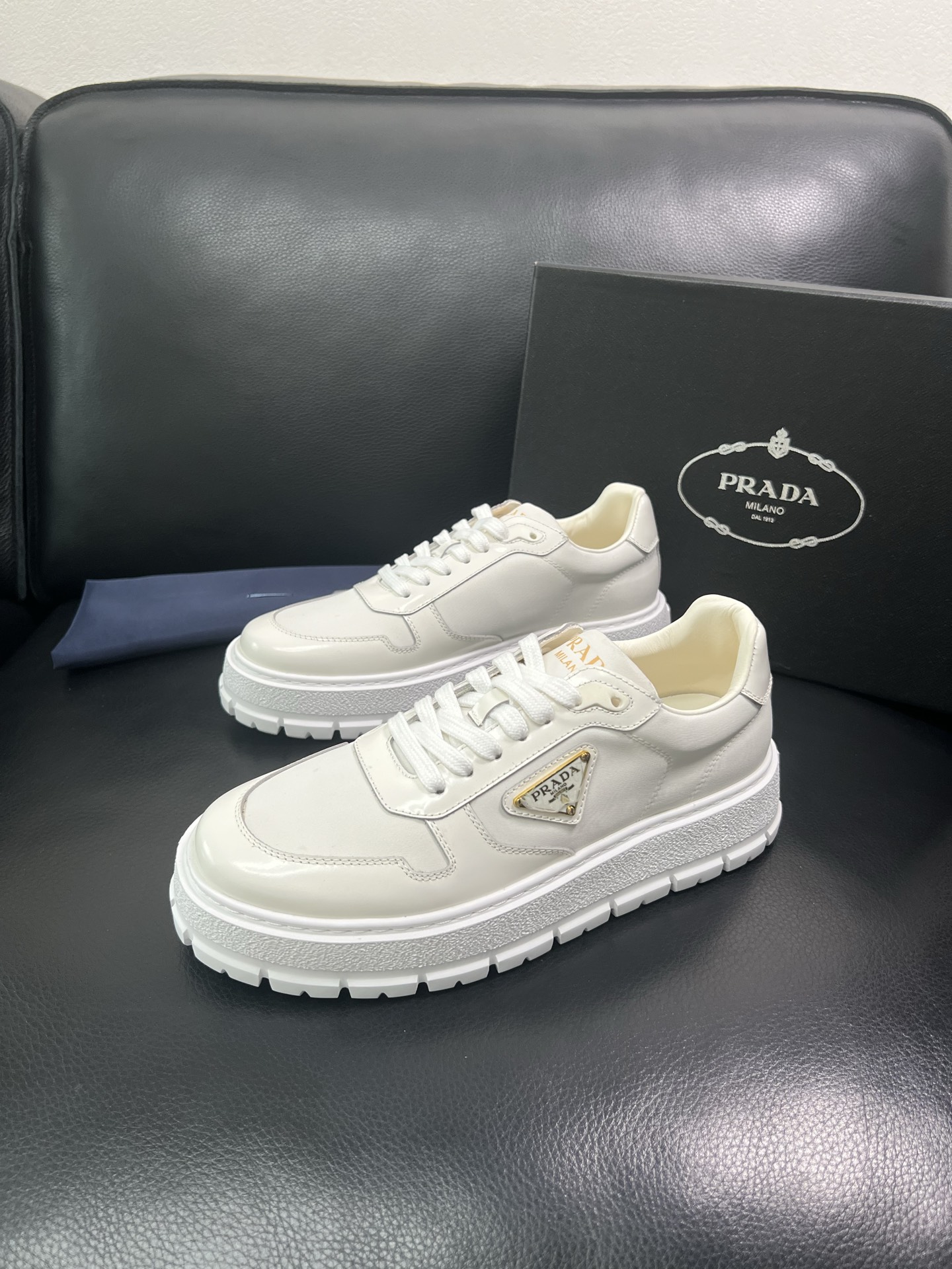 Prada 顶级工艺品，普拉达 专柜同步，原厂配置意大利进口牛皮面料，进口牛皮内里垫，透气舒适，鞋底：原