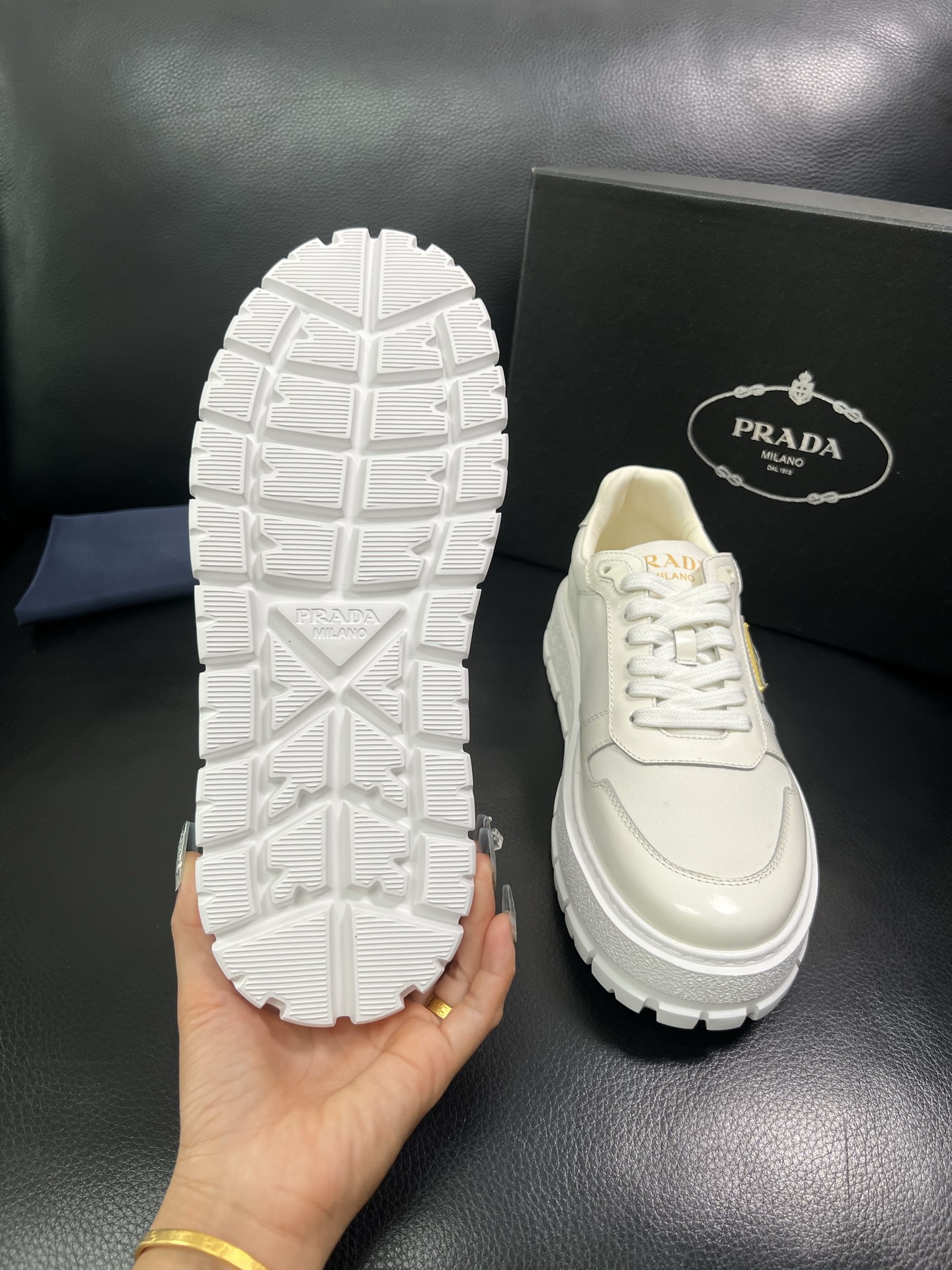Prada 顶级工艺品，普拉达 专柜同步，原厂配置意大利进口牛皮面料，进口牛皮内里垫，透气舒适，鞋底：原