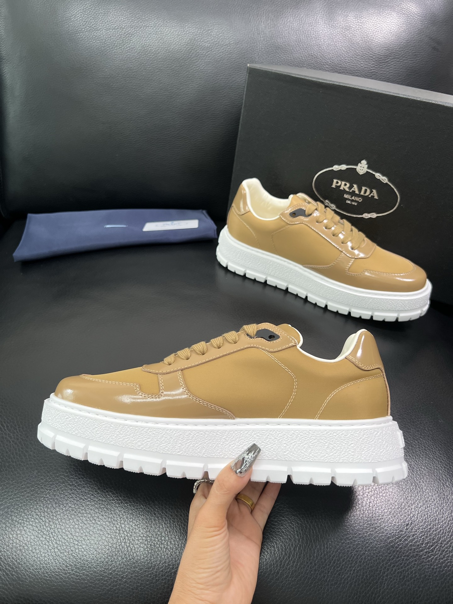 Prada 顶级工艺品，普拉达 专柜同步，原厂配置意大利进口牛皮面料，进口牛皮内里垫，透气舒适，鞋底：原