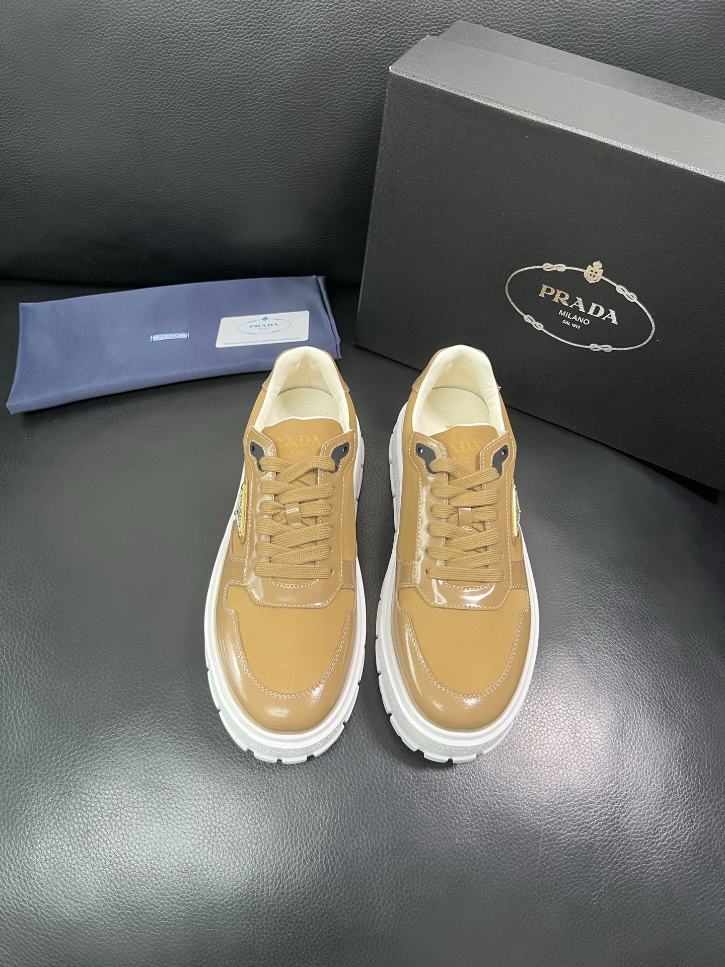 Prada 顶级工艺品，普拉达 专柜同步，原厂配置意大利进口牛皮面料，进口牛皮内里垫，透气舒适，鞋底：原