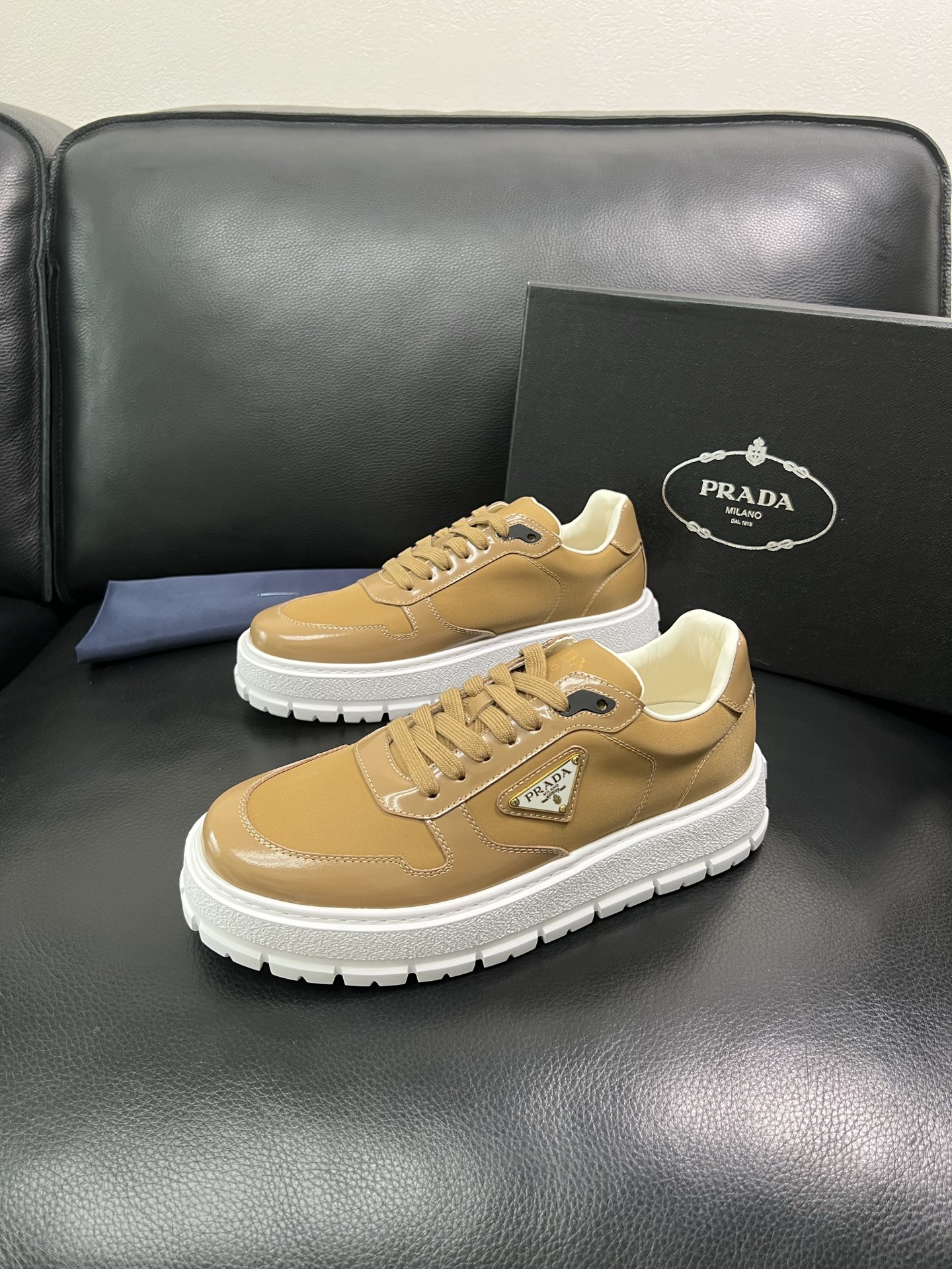 Prada 顶级工艺品，普拉达 专柜同步，原厂配置意大利进口牛皮面料，进口牛皮内里垫，透气舒适，鞋底：原