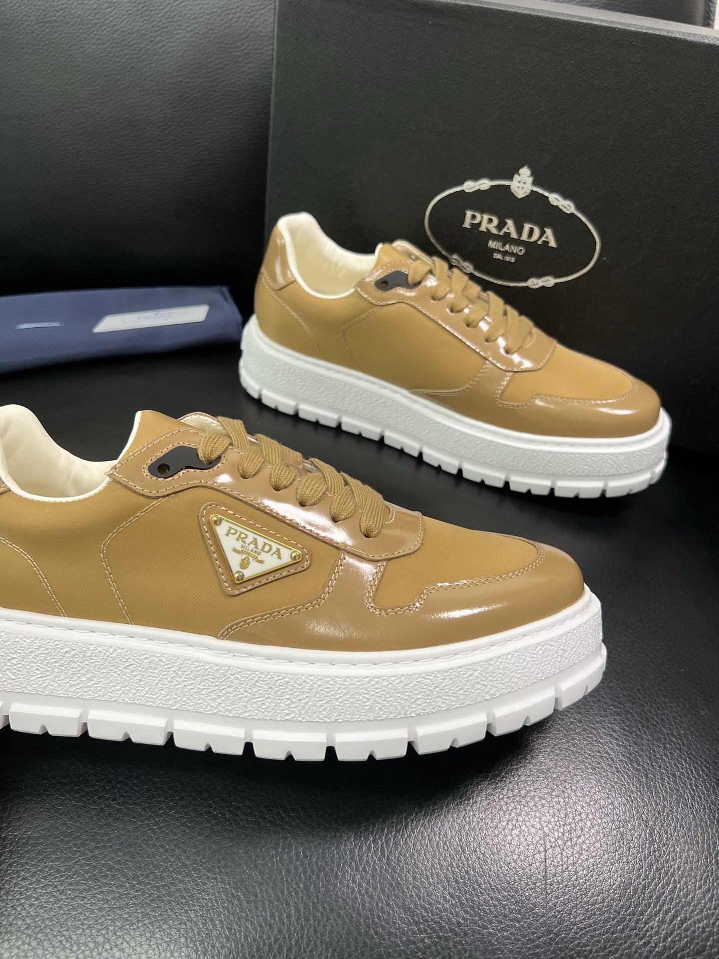 Prada 顶级工艺品，普拉达 专柜同步，原厂配置意大利进口牛皮面料，进口牛皮内里垫，透气舒适，鞋底：原