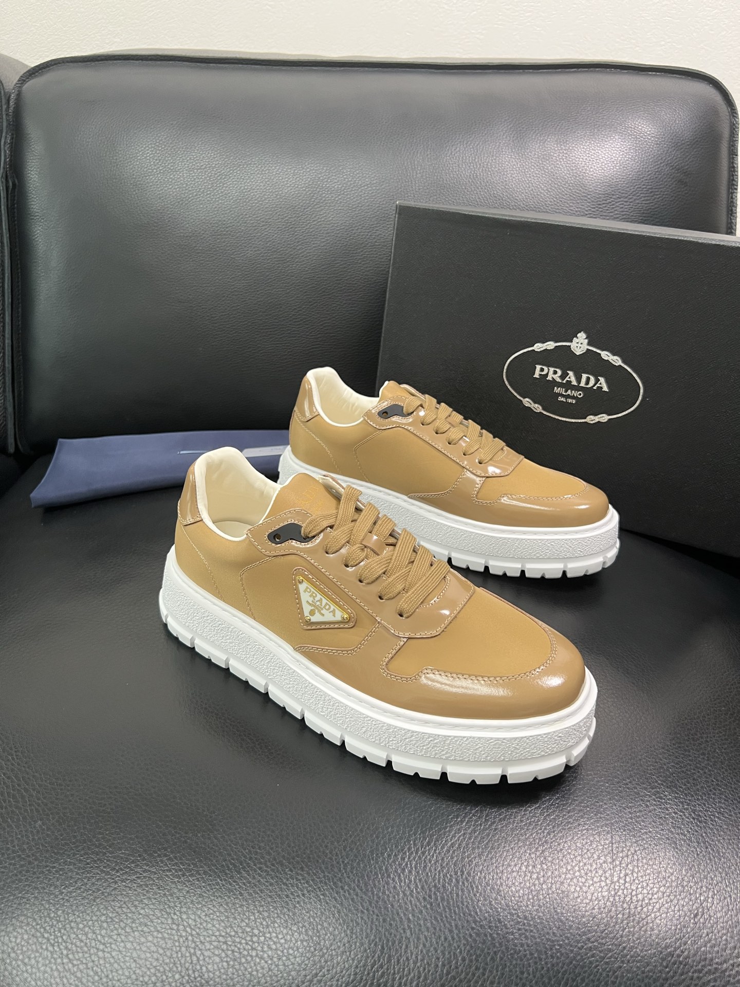 Prada 顶级工艺品，普拉达 专柜同步，原厂配置意大利进口牛皮面料，进口牛皮内里垫，透气舒适，鞋底：原