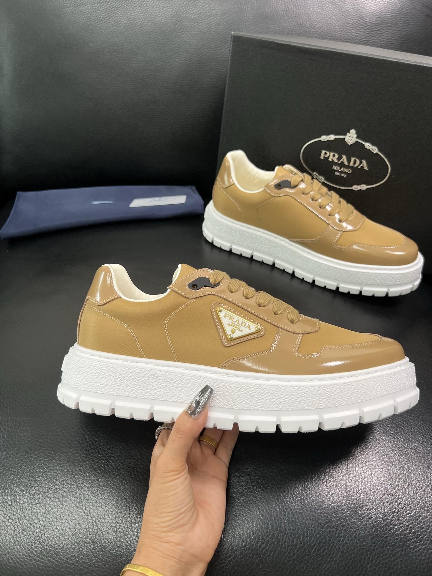 Prada 顶级工艺品，普拉达 专柜同步，原厂配置意大利进口牛皮面料，进口牛皮内里垫，透气舒适，鞋底：原