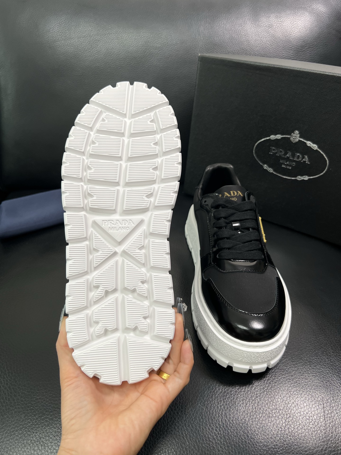 Prada 顶级工艺品，普拉达 专柜同步，原厂配置意大利进口牛皮面料，进口牛皮内里垫，透气舒适，鞋底：原