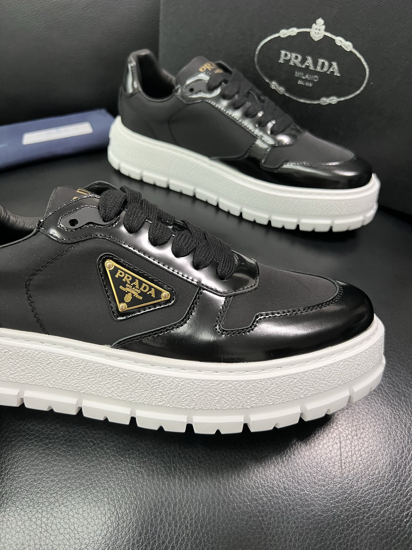 Prada 顶级工艺品，普拉达 专柜同步，原厂配置意大利进口牛皮面料，进口牛皮内里垫，透气舒适，鞋底：原