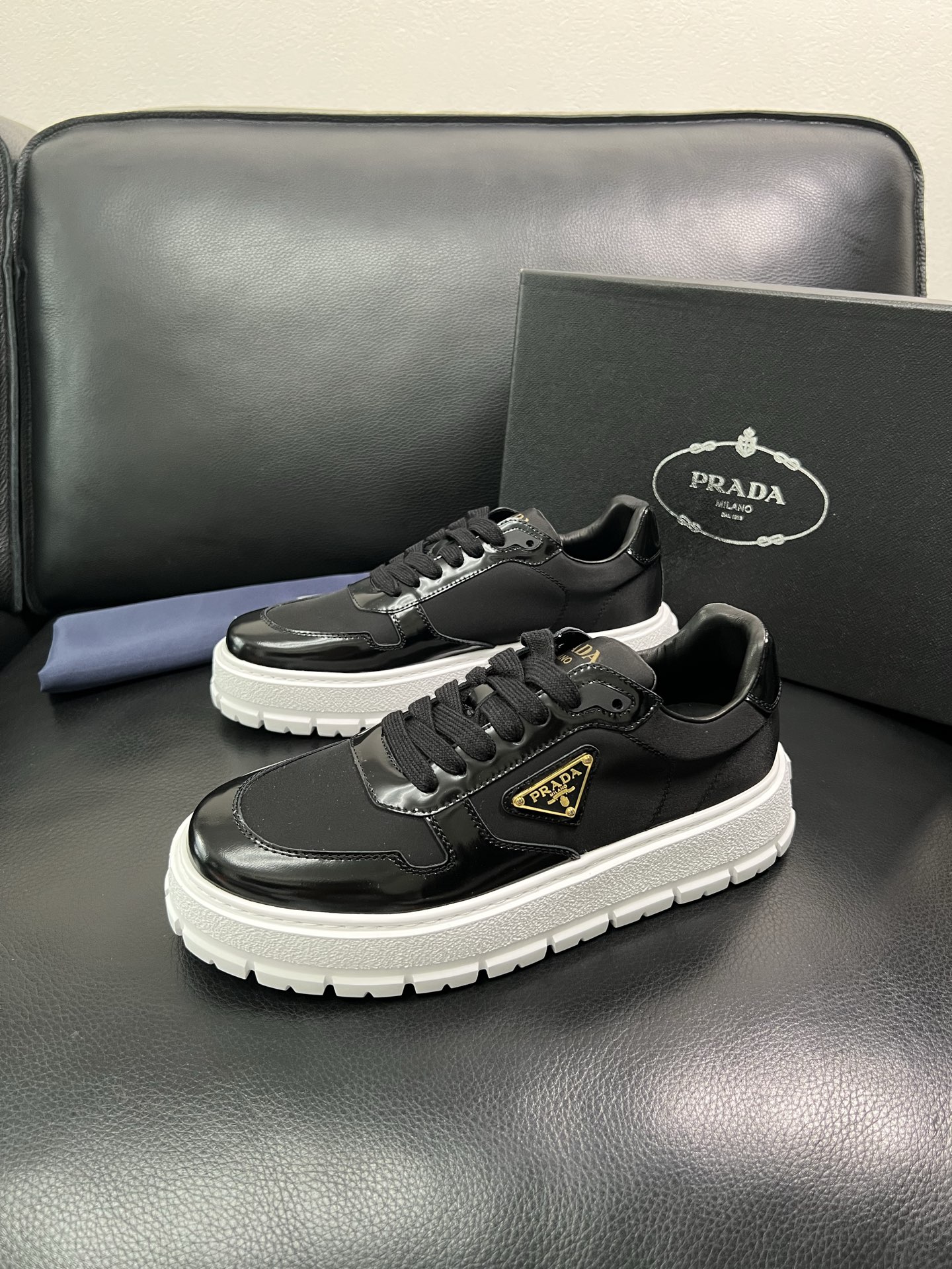Prada 顶级工艺品，普拉达 专柜同步，原厂配置意大利进口牛皮面料，进口牛皮内里垫，透气舒适，鞋底：原