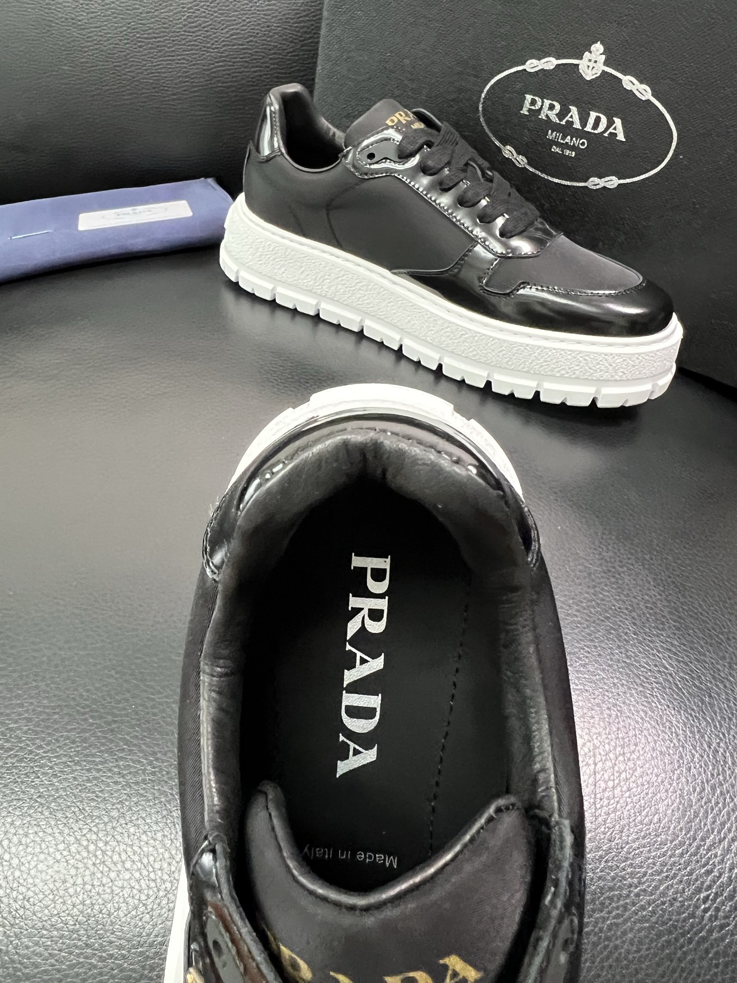 Prada 顶级工艺品，普拉达 专柜同步，原厂配置意大利进口牛皮面料，进口牛皮内里垫，透气舒适，鞋底：原