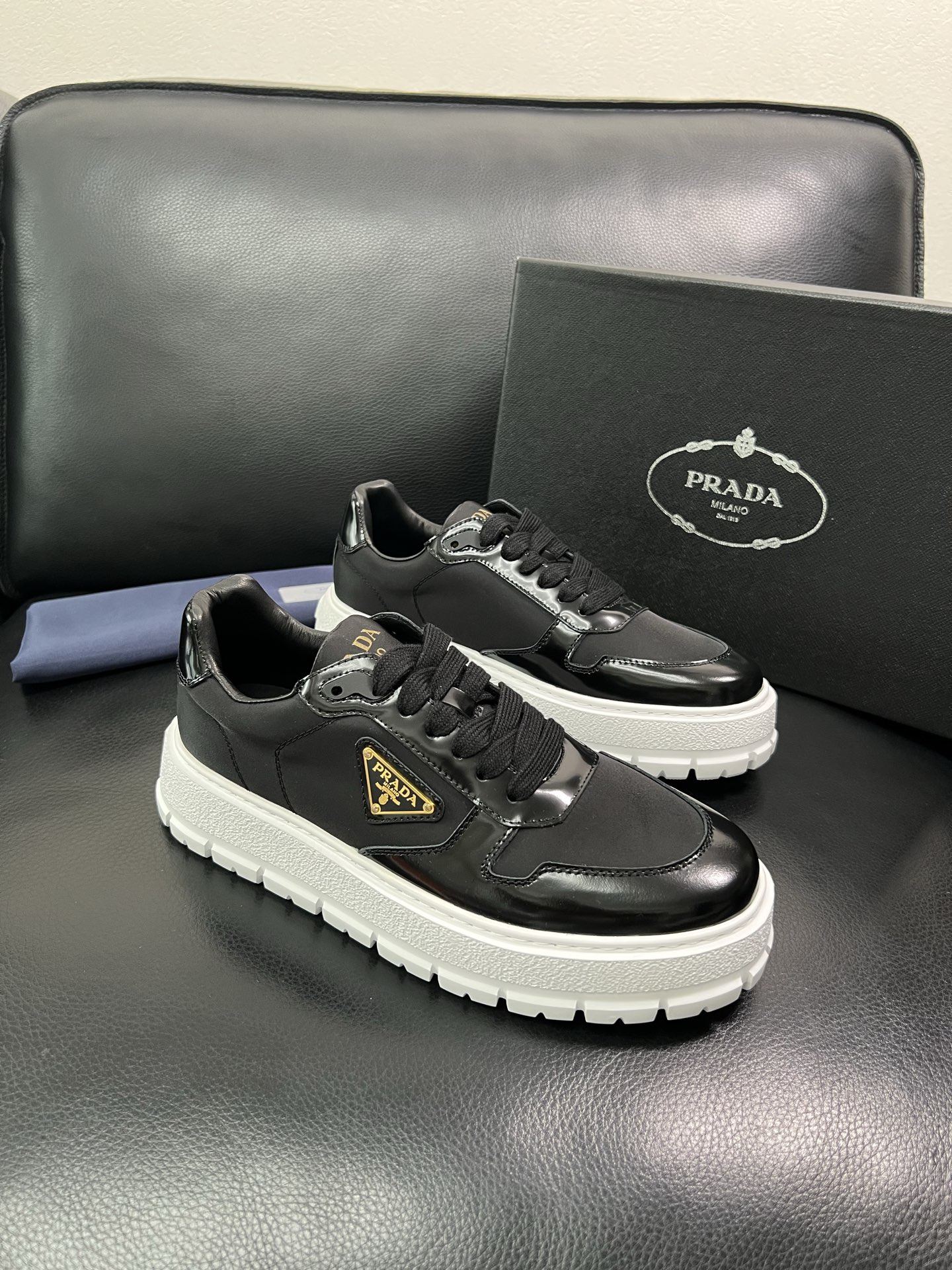 Prada 顶级工艺品，普拉达 专柜同步，原厂配置意大利进口牛皮面料，进口牛皮内里垫，透气舒适，鞋底：原