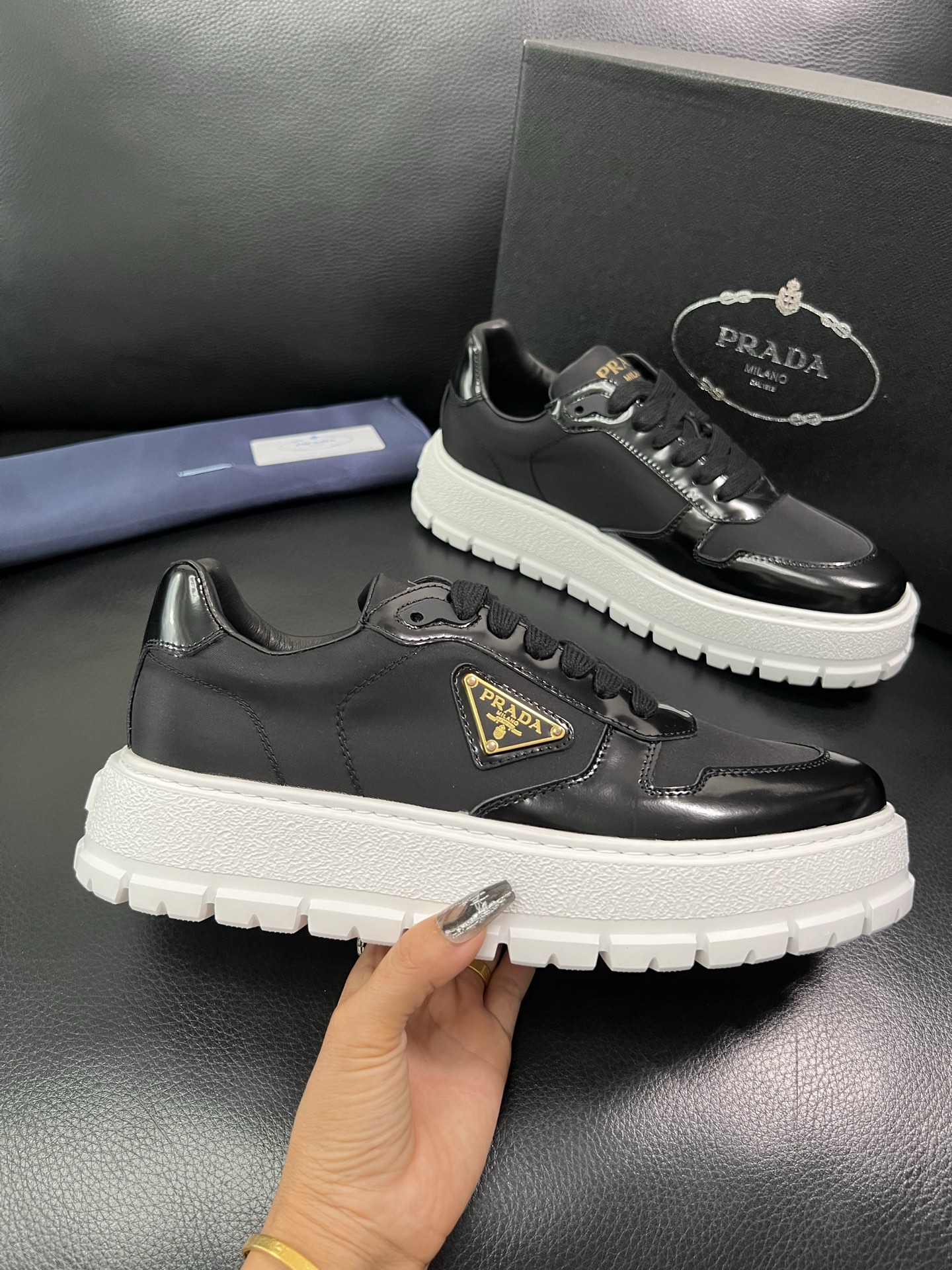 Prada 顶级工艺品，普拉达 专柜同步，原厂配置意大利进口牛皮面料，进口牛皮内里垫，透气舒适，鞋底：原