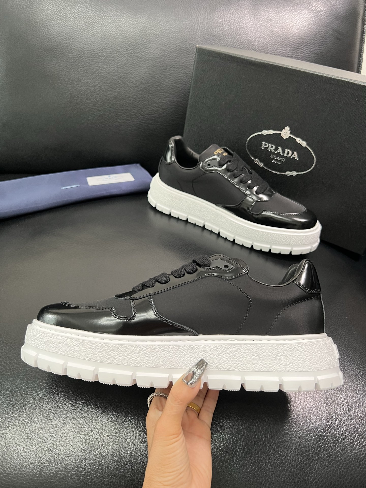 Prada 顶级工艺品，普拉达 专柜同步，原厂配置意大利进口牛皮面料，进口牛皮内里垫，透气舒适，鞋底：原