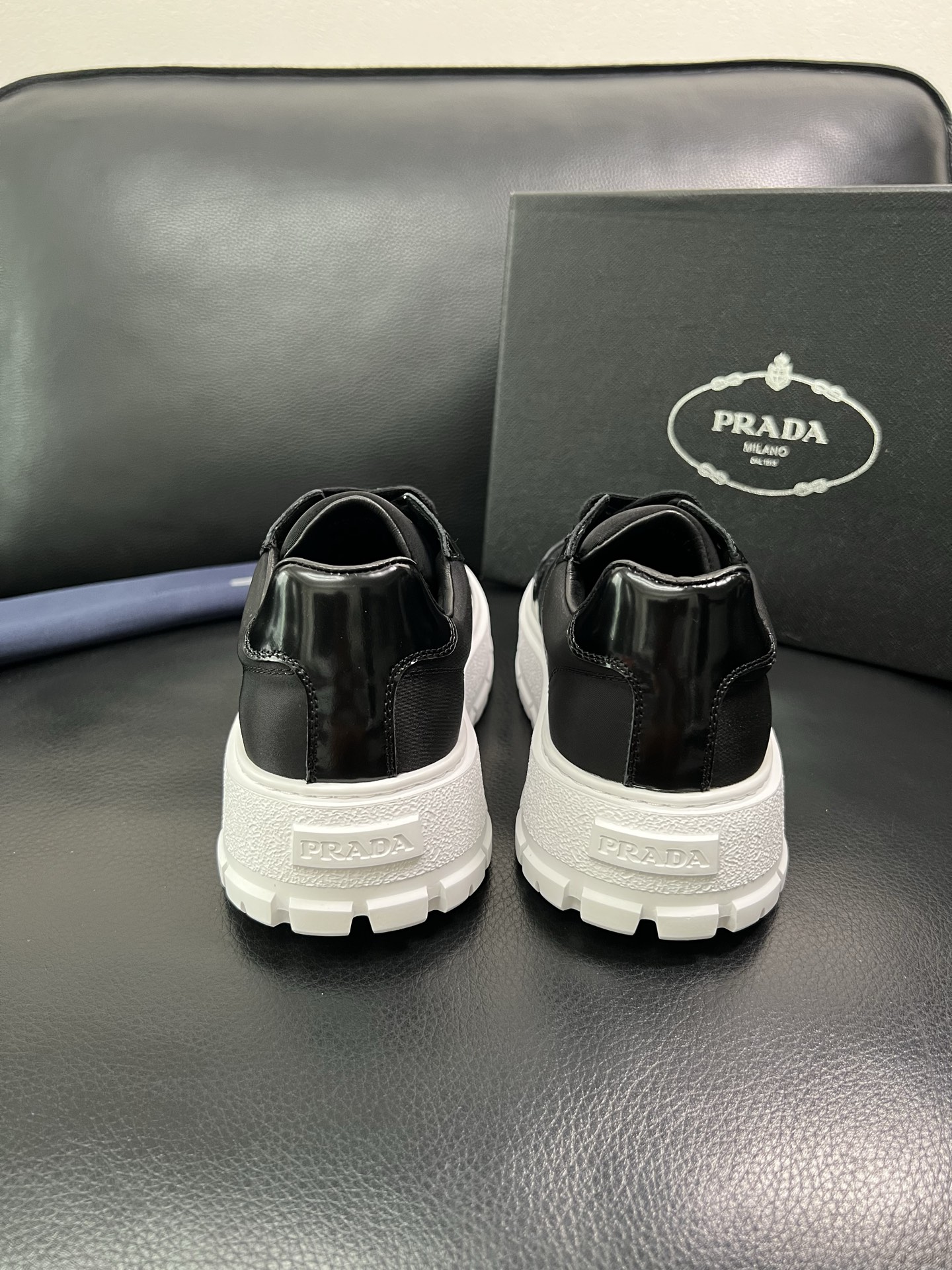 Prada 顶级工艺品，普拉达 专柜同步，原厂配置意大利进口牛皮面料，进口牛皮内里垫，透气舒适，鞋底：原