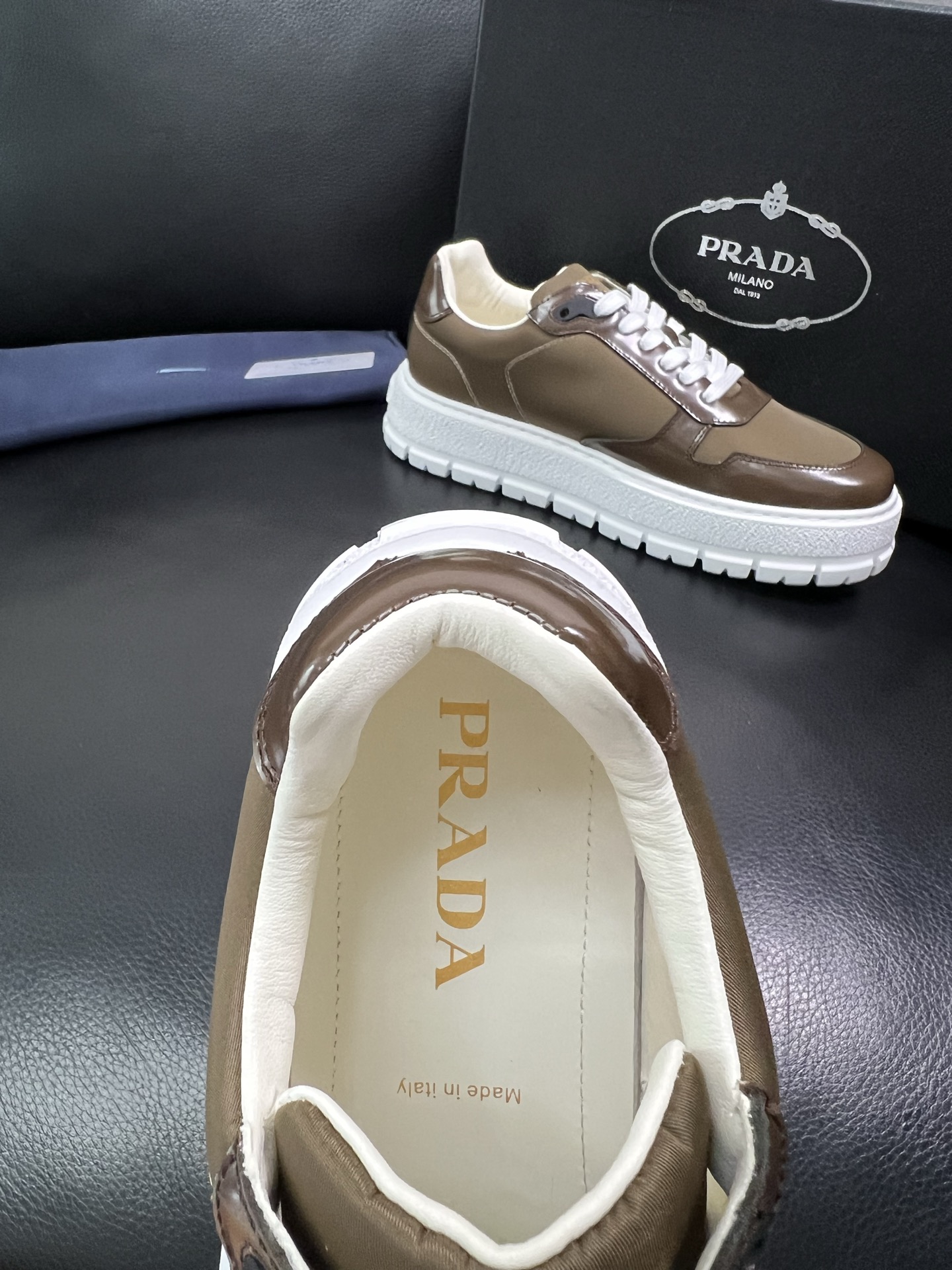 Prada 顶级工艺品，普拉达 专柜同步，原厂配置意大利进口牛皮面料，进口牛皮内里垫，透气舒适，鞋底：原