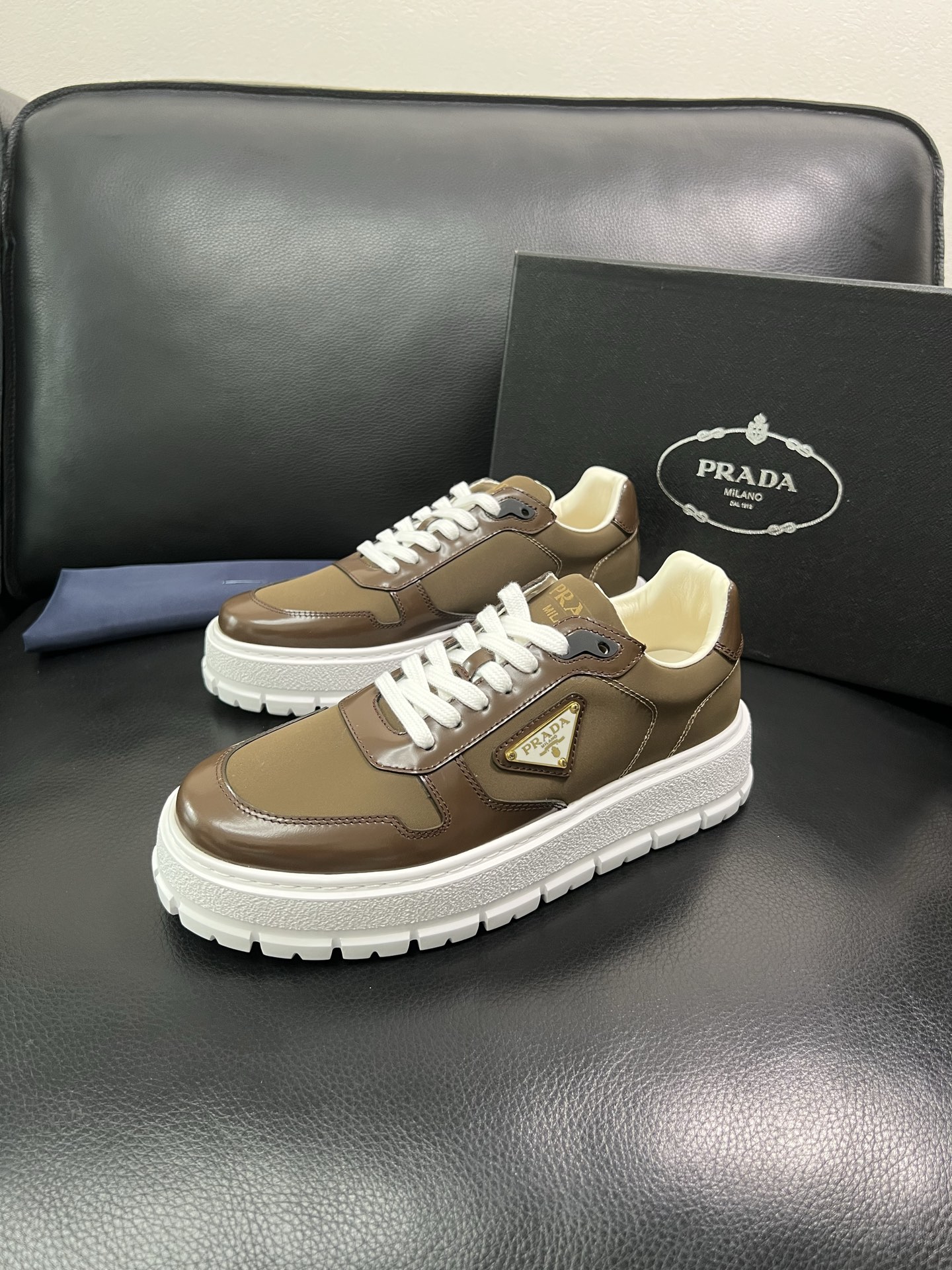 Prada 顶级工艺品，普拉达 专柜同步，原厂配置意大利进口牛皮面料，进口牛皮内里垫，透气舒适，鞋底：原