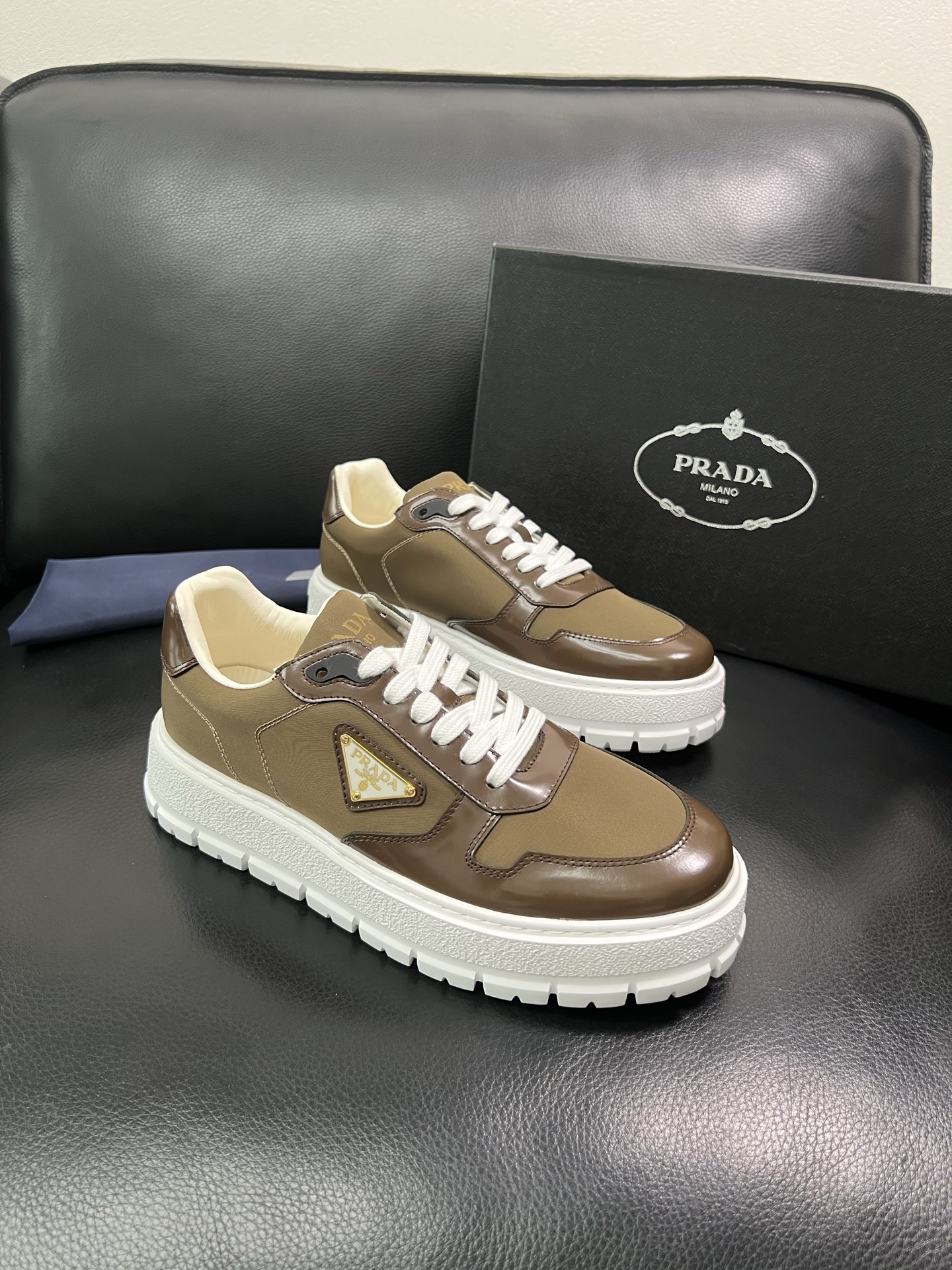 Prada 顶级工艺品，普拉达 专柜同步，原厂配置意大利进口牛皮面料，进口牛皮内里垫，透气舒适，鞋底：原