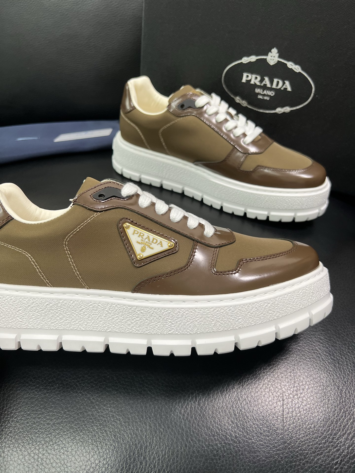 Prada 顶级工艺品，普拉达 专柜同步，原厂配置意大利进口牛皮面料，进口牛皮内里垫，透气舒适，鞋底：原