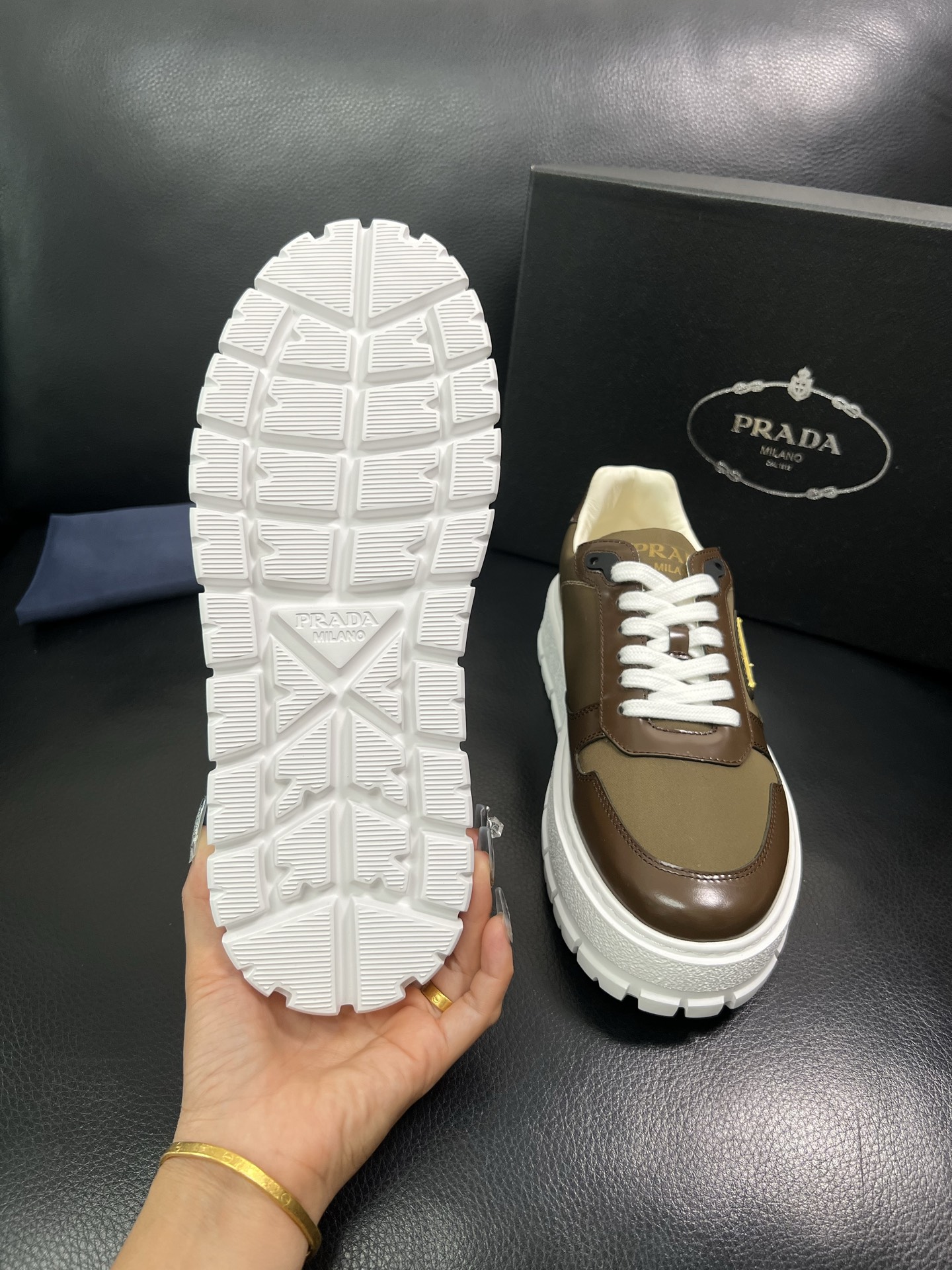 Prada 顶级工艺品，普拉达 专柜同步，原厂配置意大利进口牛皮面料，进口牛皮内里垫，透气舒适，鞋底：原