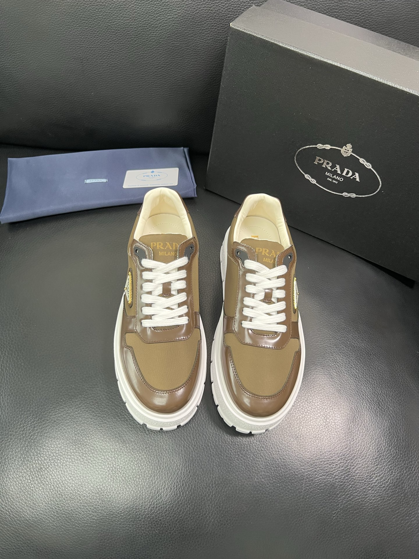 Prada 顶级工艺品，普拉达 专柜同步，原厂配置意大利进口牛皮面料，进口牛皮内里垫，透气舒适，鞋底：原