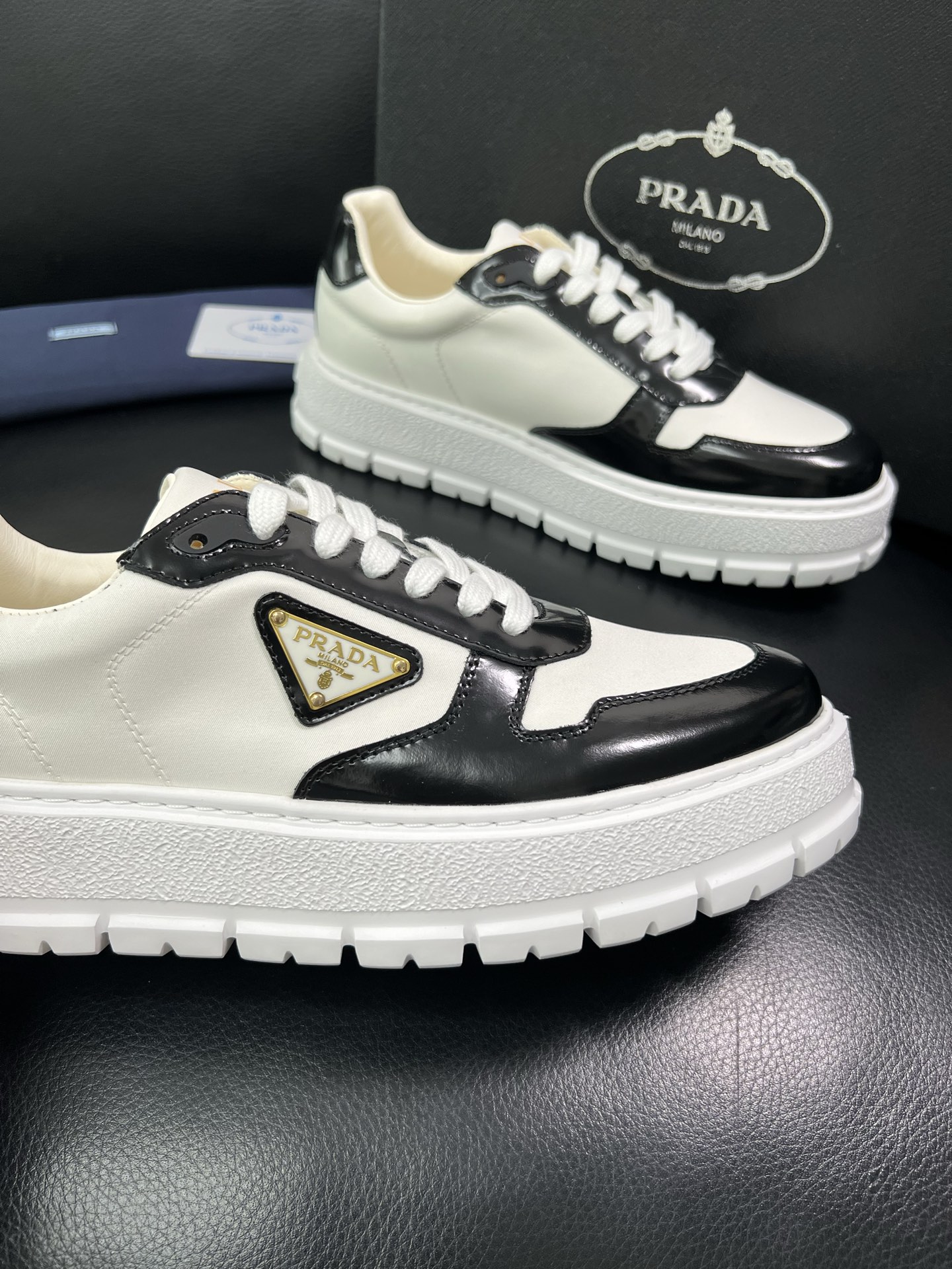 Prada 顶级工艺品，普拉达 专柜同步，原厂配置意大利进口牛皮面料，进口牛皮内里垫，透气舒适，鞋底：原