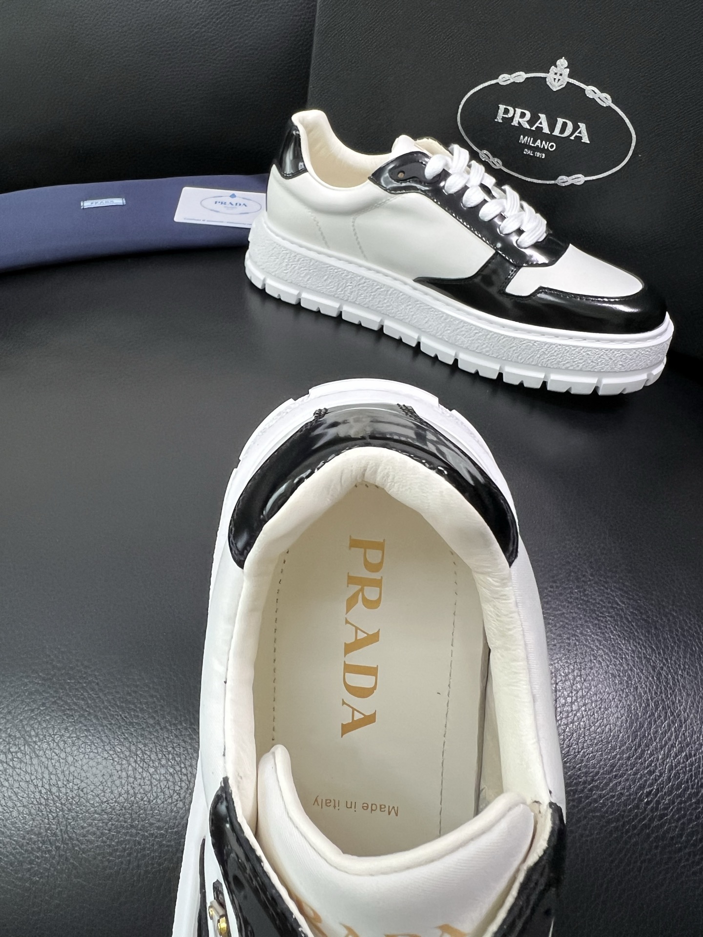 Prada 顶级工艺品，普拉达 专柜同步，原厂配置意大利进口牛皮面料，进口牛皮内里垫，透气舒适，鞋底：原
